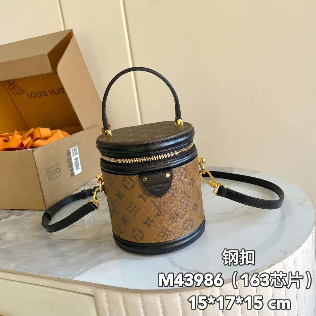 【Full steel button.】Top First ListP, M43986Steel button【 C01Dynamic chip】 Original List Enhancement💪【I'm taking a background picture.】VANITY Handbag. It's a long history.LV CannesMake-up box. Female Director of the ArtsNicolas GhesquièreAnd with this semi-hard handbag, it recreates the classic charm of the past. Size of the trumpet MonogramwithMonogram ReverseThe canvas is mixed with flour. A look-up that is full of Louis Vuitton's traditional features. Very elegant. With a top handle and a leather strap. Provide multiple means of carrying size 15x17x15cm