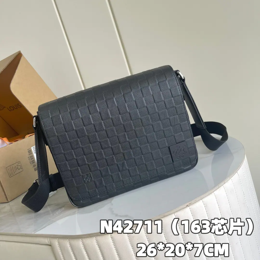 【 C01 Chip version】 Internal pricesP Paragraph: N42711, Original List Enhancement💪【I'm taking a background picture.】Paragraph District The small mailman bag. Damier Infini Tiled canvas., We'll have a magnet clip and zipper., I'm going to be a classic.. Regable shoulder belt labeled Louis Vuitton. Damier Infini A coated canvas with a fabric of leather and a metal piece and a taped top and a pocket with a pocket and a shoulder belt in the back., Adjustable！！. Dimensions:26x20x7CM47