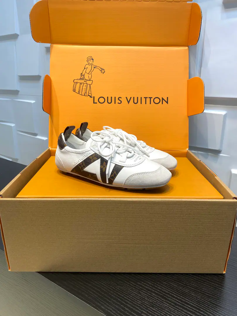 Top Version LVLouis Vuitton. LHome. Donkey. LatestSneakerinaSeries Couple money. Ballet sneakers. - Tetsu. Leisure Flat shoes. Shoes. Original procurement development Make the goods. This one.LV Sneakerina Ballet wind shoes make flow lines with silky cow leather., The comfort of lightly shaped and sports shoes with ballet shoes.. Side LV Marking and Monogram After the canvas, bring the details., Sacchetto Process and TPU The outside is a softer dress. Send a cabinet for fine packaging🛍📦 ▪️Fabulous.: Original customized import of head-level cattle skin ▪️Uchi.: The original custom-made air network. ▪️Shoes under the sole.: Original modifierTPUMaterial ▪️Bottom: 1.5CM ▪️Size: Female35-41