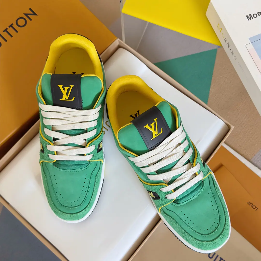 Top Version: Men LV TARINELouis Vuitton. Donkey. LHome. Couple money. Leisure Sports shoes Skis. Original procurement development Make the goods. Paragraph LV Trainer The sports shoes are inspired by the leather of a peared cow to recreate the ancient basketball shoes., And then we'll make it out in bright colors. LV Colormania Series Identity. Shoe. LV Alphabet and external Monogram The rubber labels, flowers and so on, perfected the whole thing. Send a cabinet for fine packaging🛍📦 ▪️Fabulous.: Original customized import of head-level cattle skin ▪️Uchi.: The original custom-made air network. ▪️Otsumi!: Original Open Model Slide-InTPUGroup Bottom ▪️Bottom: 3CM ▪️Size: Men38-46