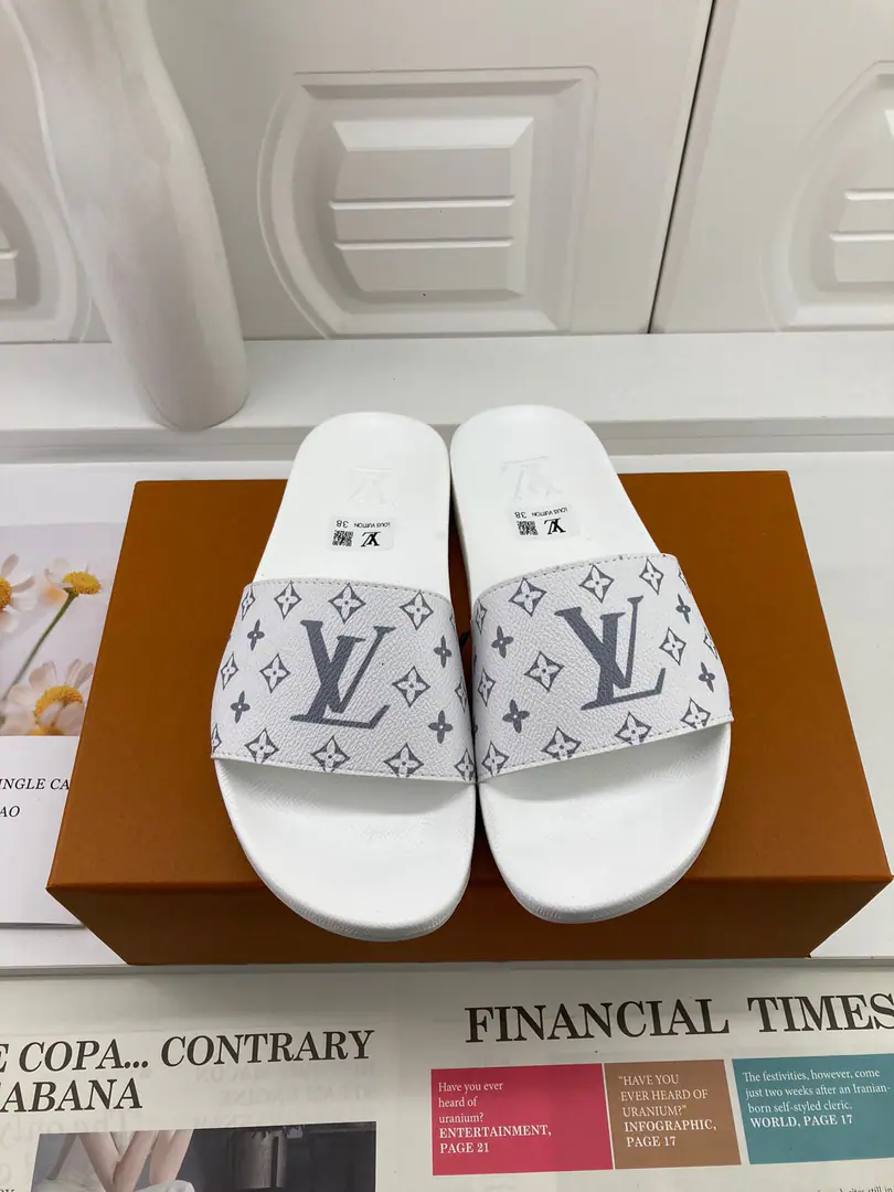 【LOUIS VUITON】2021Louis Vuitton's slippers., Original1.1Make a reservation., The classics of the cabinet.. Heat of shoes.logo, The top counter.logo, No details are missing. This slipper is a special hot spot. The material is made in parallel with the cabinet.. Colours: Multi-Currently Optional, To customize size:Female: 35/36/37/38/39/40/41/42 Men: 38/39/40/41/42/43/44/45/46