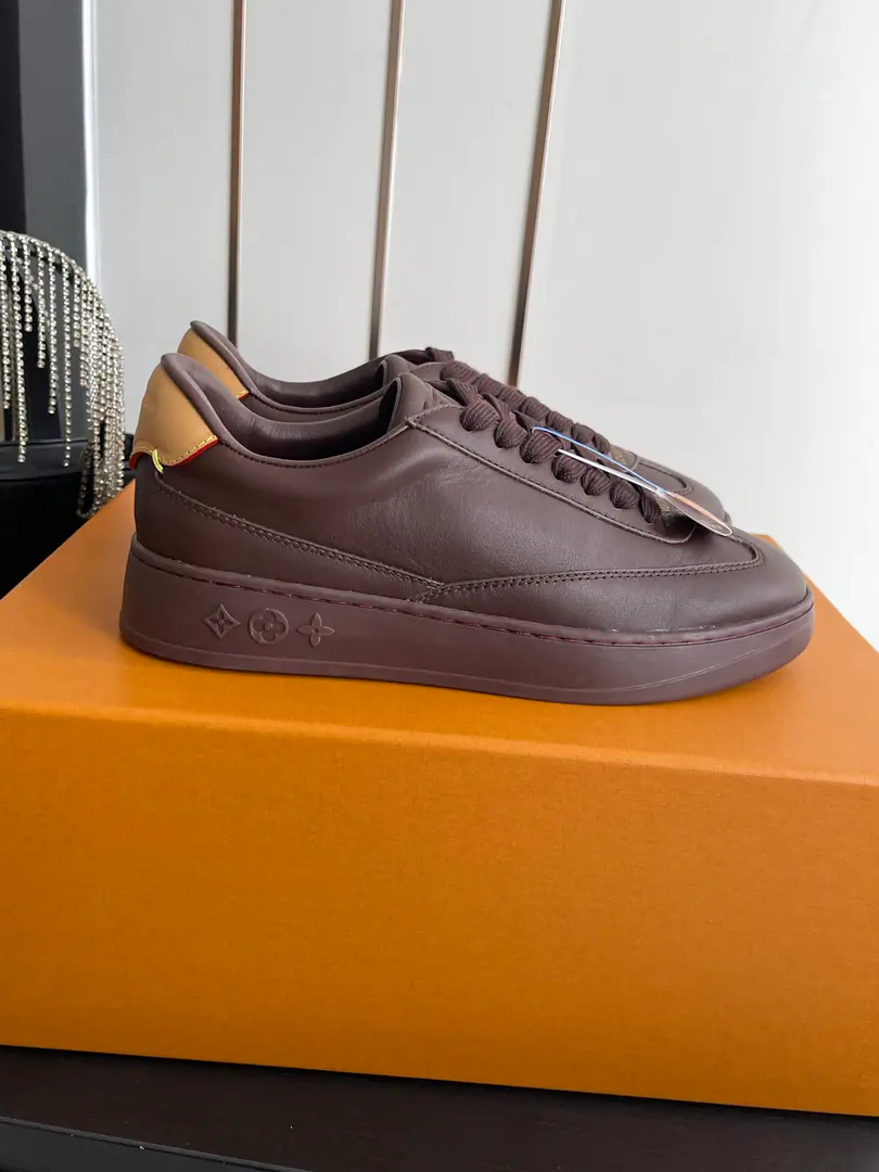 🏧𝐋𝐕 FlashSeries Couple money. Leisure Sports shoes White shoes. Paragraph Flash The sneakers are in a simple fashion. 2026 Spring and summer series. The leather on the face of the leather shoes is integrated into a sewn line and branded tattoo., Inspired by the introduction of leather.. Same-colour rubber outside. Monogram Flowers.🌸 Fabulous.: Original customized import of head-level cattle skin Uchi.: Imports of soft sheep skins Shoes under the sole.: Original modeling of slide-resistant rubber material Codes: Women36-41 Men40-46