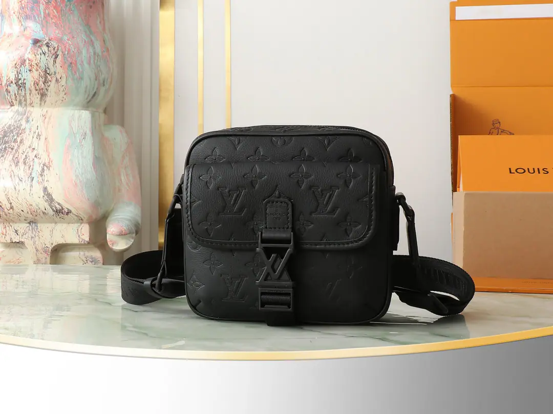 【Top First List It's so exclusive.】 M12516Black Pumpers ParagraphGetawayMailman bag ownedMonogram ShadowThe skin's delicate.MonogramBallast, A compact configuration for the self-contained conversion of postman and handbags. The front cap is in the pocket.LVMetal buttons., A wide banded shoulder belt can be easily adjusted to the shoulder or slash. Dimensions: 18 × 17 × 7.8 cm