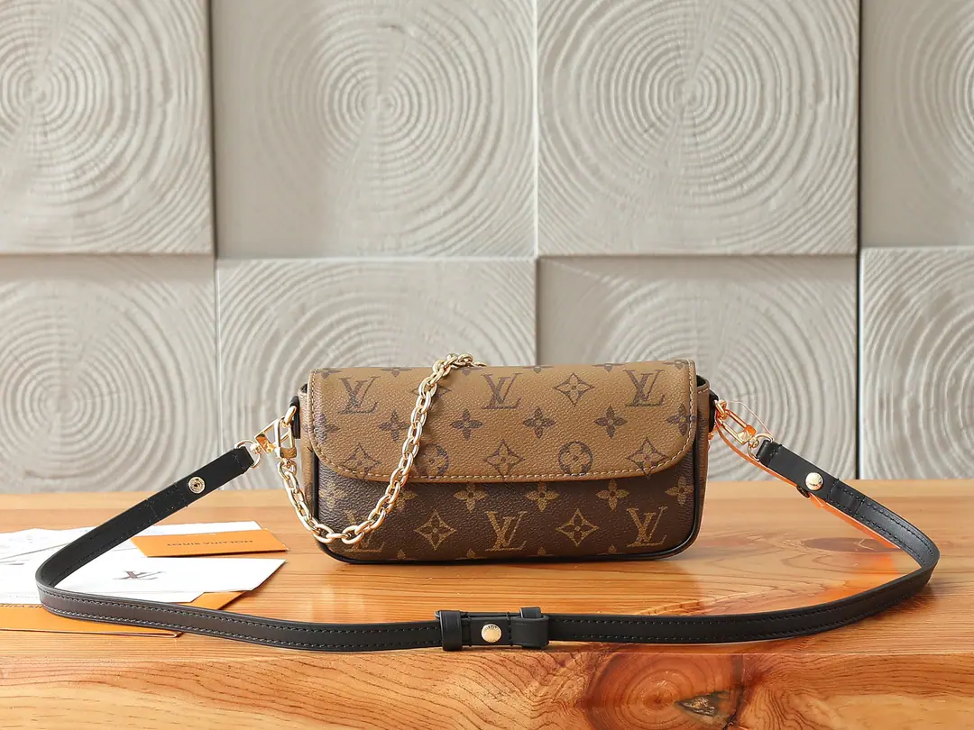 P【 C01Dynamic chip】‼️Top First List, Enhanced version‼️Wallet On Chain Ivy Handbags. Monogram Reverse The canvas., A clever display of the season's orientation.. Detachable metal chains with LV The letters are mutually reinforcing., It's got a bag and a card in it., It's a safe way to cover daily requirements.. Model: M26587 Dimensions: 12 x 4.3 x 23.5 centimetres (High x Kuan x Length)