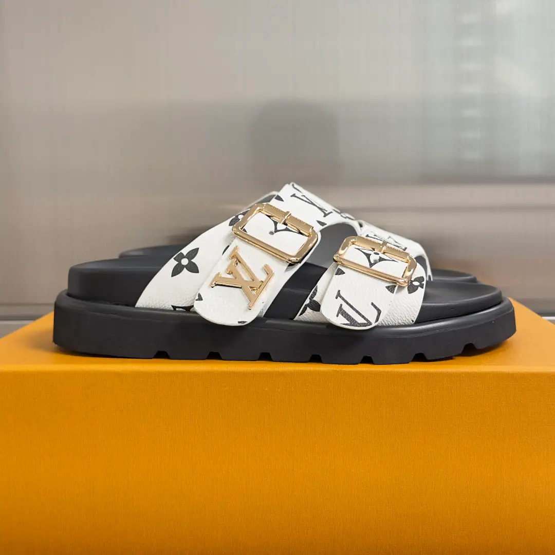 Top Version:Couple money. LVLouis Vuitton. LHome. Donkey. Thick Double buttons. Floor Beach shoes. Shoes. LVThis pair of pairs of thick slippers., Metal double button, It's a very good touch.！Dark design, I'm getting taller and comfortable., I'm always wearing clothes or on vacation.. Metal buttons are reconciled, Foot-tailed, Fashionable and practical, It's the high end of the summer. Send a cabinet for fine packaging🛍📦 ▪️Fabulous.: Original customized import of head-level cattle skin ▪️Uchi.: Import soft skin ▪️Shoes under the sole.: Original model rubber bubble material ▪️Bottom: 3CM ▪️Size: Female35-42（40 41 42I'll make sure I don't change it.） ▪️Size: Men39-46（45 46 I'll make sure I don't change it.）