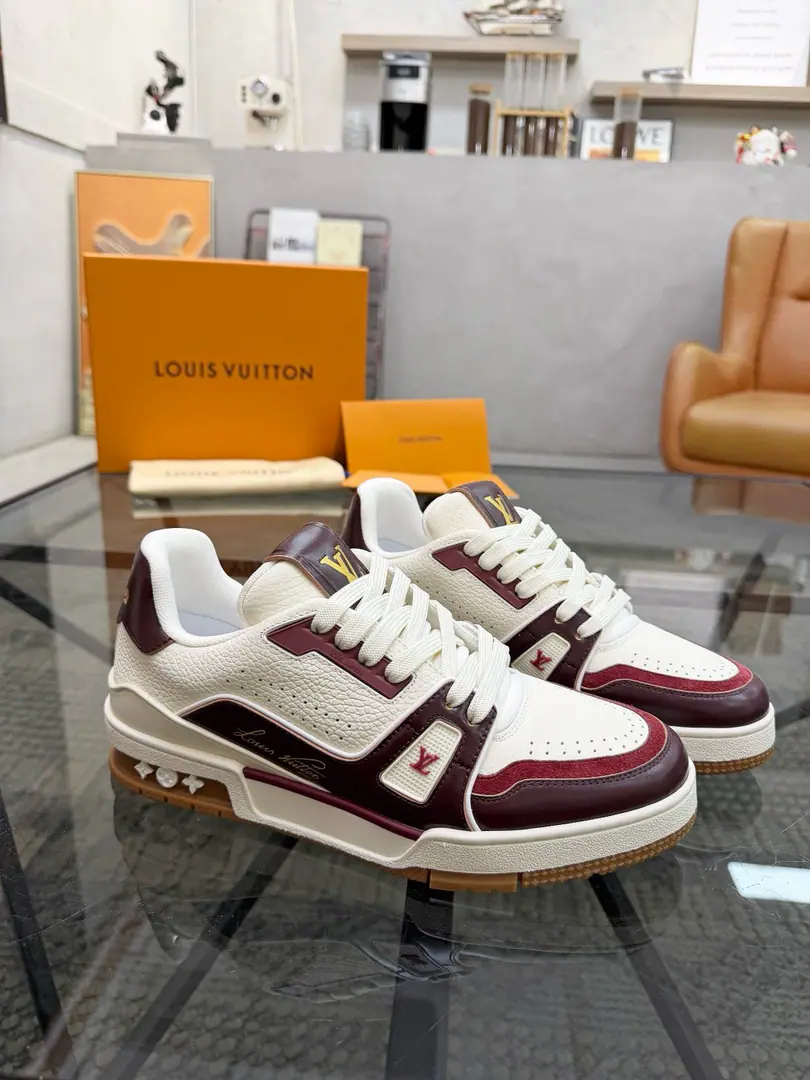 Top Version: Couple money. LV trainer~~New Upgrade~~Classic Return❗ Couple money., Skis., Basketball shoes., Sports shoes…… LVNew Sports Series. The reenactment.. Into the family's many classics.. Super handsome.~~ Full leather fabric., MatchLvThe badge., In the airnet., Original Base, Original shoes,, More details are perfect for the big stuff. size: 35—45（Women40.41Men46Do it.）