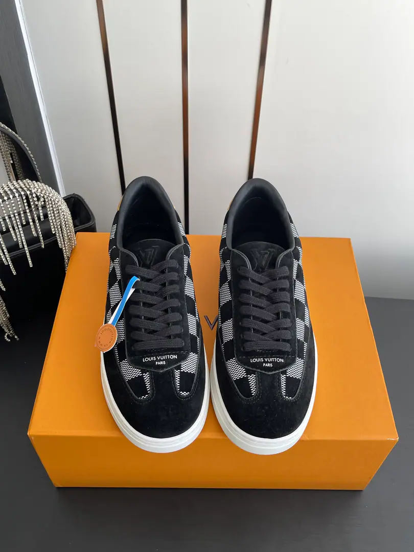 🏧𝐋𝐨𝐮𝐢𝐬 𝐕𝐮𝐢𝐭𝐭𝐨𝐧 Louis Vuitton. Latest Leisure Sports shoes - Skins. White rubber soles. Janey has a sense of understanding. Shoe face stamp.LV Monogram Full Details Dark design You can still increase up in comfort. Daily commute Leisure.OK There's a shoe tongue and a shoe cushion.LVMark Brand full.！With jeans or casual pants. Easy.getFashion street wind. Shoe face, skin.+The inside of the cow.+The original model of the rubber floor. Codes: 35-45（Women40.41/Men45.46Do it.）