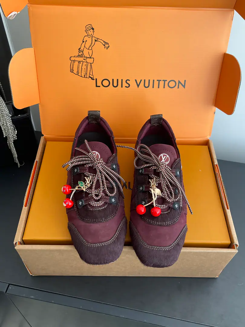 [🍒Cherry.➕60] 🏧𝐋𝐕 SneakerinaThe ballet shoes. Flat shoes, leisure shoes. Paragraph LV Sneakerina Ballet sneakers for summer., Will Monogram Daningbu is a fine match with the same colored cow leather.. The pair of shoes with the color. Monogram Flowers hanging, It's a fun one.. Sides are accelerator. LV Letter and rubber Louis Vuitton logo, The distinctive features of the current design. Monogram Daning's fabric./Cow leather./A leather belt. Louis Vuitton ElementsSacchetto Process infusion TPU Outside Codes: 35-41（40.41Do it.）