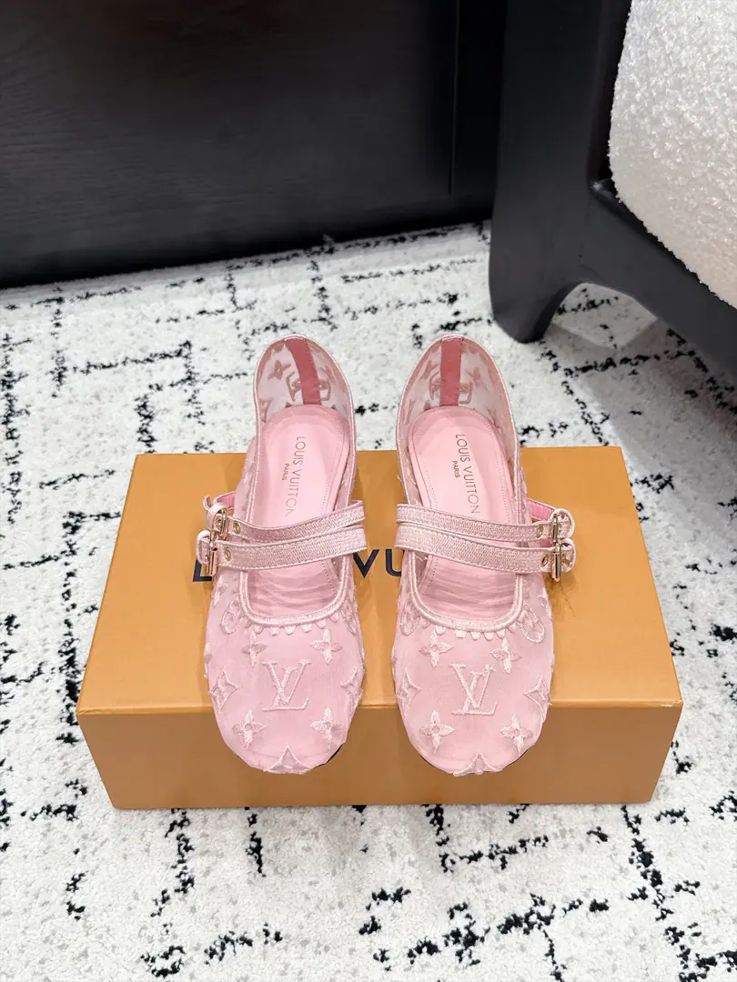 Louis Vuitton 26/ Ballet. Ballet shoes. Flat shoes. These.LVLace Marie-Jen is so beautiful.💓The veils are full of eyes and embroidered old flowers., It's so glum and delicate., The ancient double-kick Mary Jane., Ballet's mood is just like a flat-lined design., I'm not tired of going out on the streets everyday. ✔️Fabulous.: Special custom-made materials ✔️Uchi.: Lamb skin. ✔️Otsumi!: That's a little skin. ✔️Size: 35-41（40 41Do it.）