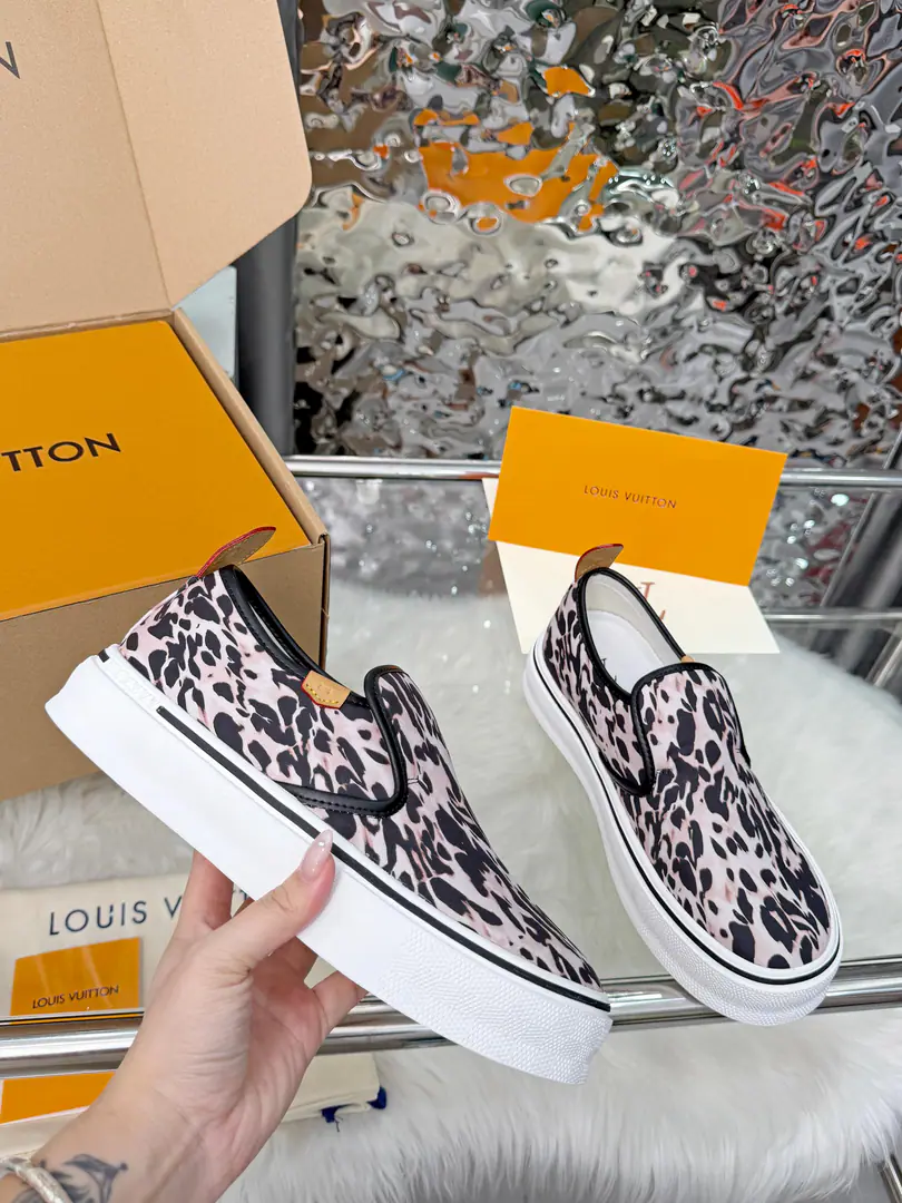 🇨🇳LV 27Spring and summer show.LV Combi♪ Flat-floor skateboard shoes ♪, - Don't worry about it.Pharrell WilliamsAnd he's got his new skateboard shoes.Combi: Low Gang!, 5Puncles., The suture., The shoes are all snake skin. Full package Load the plane box. Men39-46