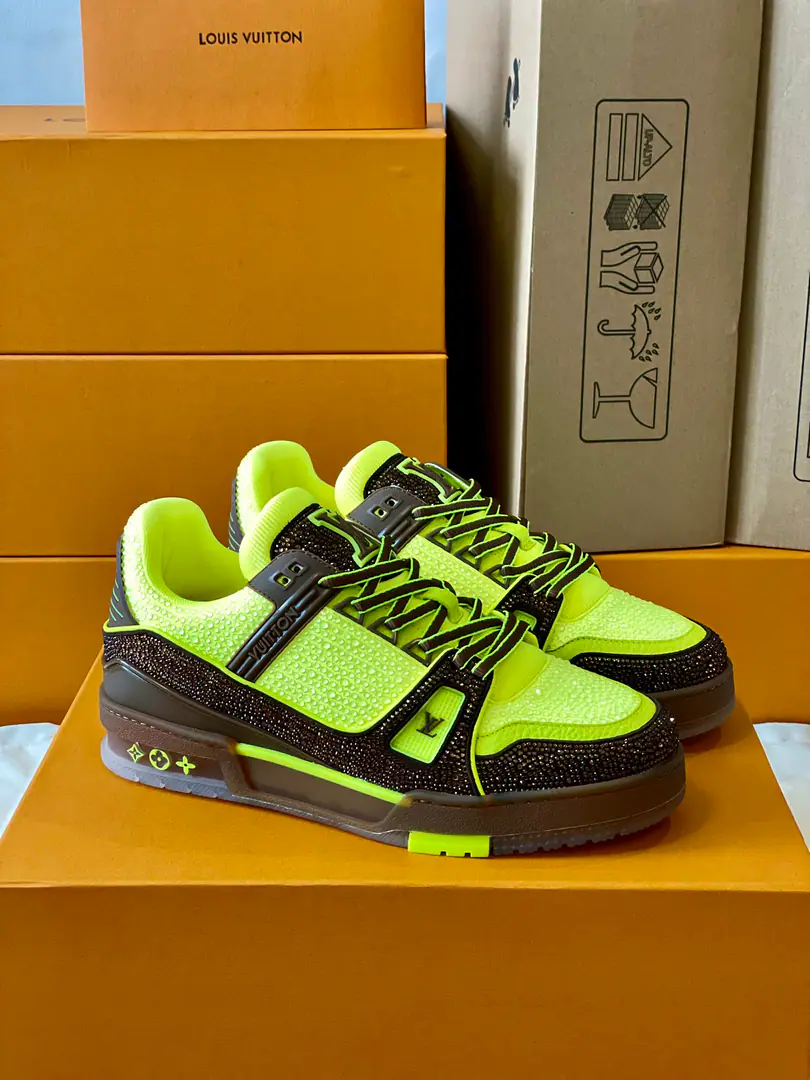 Top Version Couple money.💏 Paragraph LV Trainer The glitter of the crystals of the sneakers., To the designer.Virgil Abloh The original design of the Spring and Summer series is to be saluted.. The surface of the shoes and the rubber floors are a classic brush., Monogram Flowers dotted on it., I'm giving you inspiration from the ancient basketball shoes.. 🆚The only custom-made cow is a high-wild-lit cow counter-featuring. 🆚A private model.Vuitton Marking, Shoe straps. 🆚Customize silk slides. 🆚TPUCombine to base grinding and skating yellow ✅The original is hidden in the background.Monogram Flowers. Process: All computer needles are wired.. Shoeheads., Backset, Cold thermal process modifier. The whole set of holsters.. 35-40 39-44（45.46）