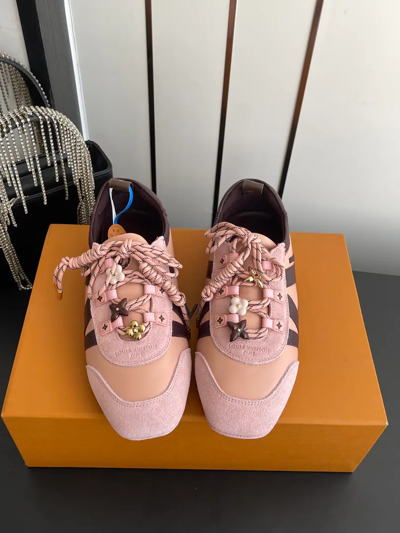 🏧𝐋𝐕 SneakerinaThe ballet shoes. Flat shoes, leisure shoes. Paragraph LV Sneakerina Ballet sneakers for summer., Will Monogram Daningbu is a fine match with the same colored cow leather.. The pair of shoes with the color. Monogram Flowers hanging, It's a fun one.. Sides are accelerator. LV Letter and rubber Louis Vuitton logo, The distinctive features of the current design. Monogram Daning's fabric./Cow leather./A leather belt. Louis Vuitton ElementsSacchetto Process infusion TPU Outside Codes: 35-39（40.41Do it.）