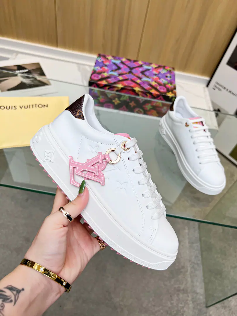 LV Sports shoesTime Out I want to blend cattle leather with Daningbu., Rejure the classics again.. Sideprint LV Little white shoe letters and... Monogram Flowers., The fury of the cow has a taste of the turquoise., ♪ Deepening the outside ♪ 3D Monogram Flowers.. Codes: 35-42Code,（34and42Codes can be ordered.38-45）Welcome to the top sheet.！