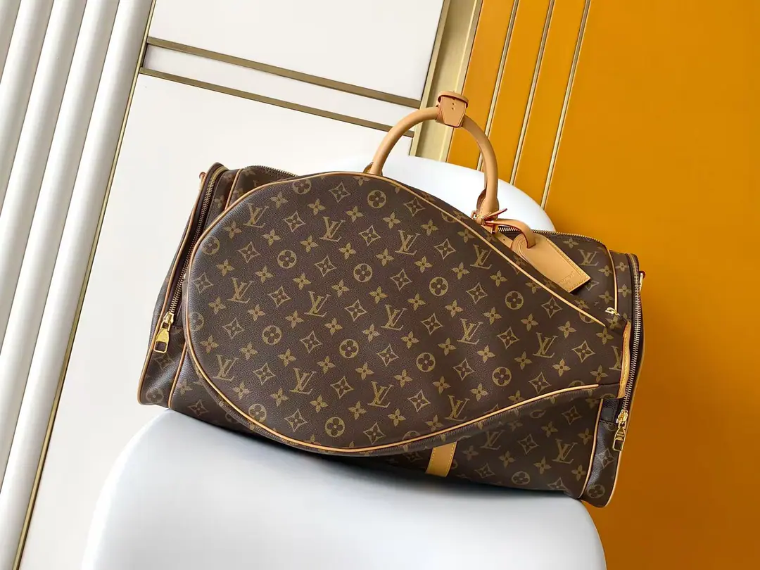 M28848Tennis c01Dynamic chip paragraph Keepall Tennis Travel bag blend Monogram The canvas and the leather., The new brand is based on broad-based design and detailed research. 1985 Classic design launched in the year. You can take the ball and the ball and hide it on both sides., It can be converted into a practical side bag.. 52 x 30 x 23 centimetres (Length x High x Kuan) Monogram Tiled canvas. The leather side of the cow. Main partition and ball-plate fittings are lined with fabrics. Side zippers with fabric lined in their pockets. Metal Main Layer Double zipper. Hang on. The zipper bag. Unable to deactivate nameplate Right zipping pockets can store tennis accessories Water-skinned stretching on the left to store sneakers It's got a ball-and-tape on both sides. You can hold the ball. Shoulder belt.: Disableable, Adjustable Hand handle.: Hand handle.