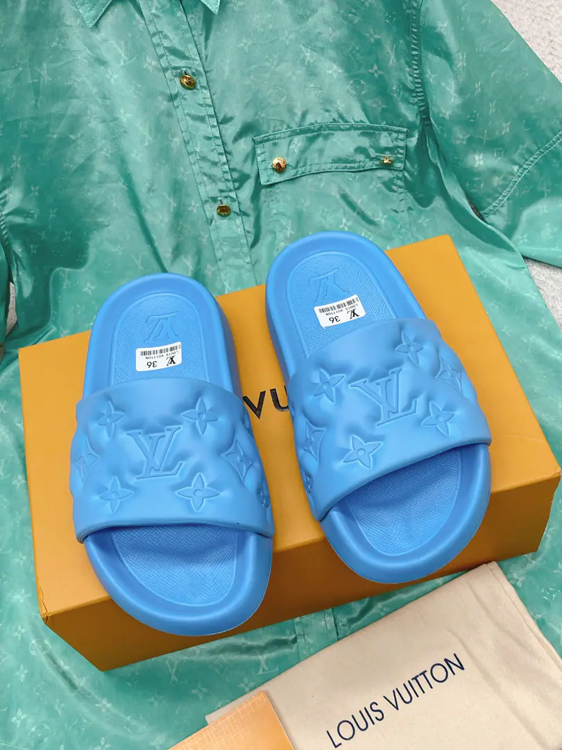 Out Couple money. LV 2023Summer New Money MonogramFrozen slippers Original TemplateI Materials Soft and moderate., Like coconuts. The bottom of the shoe is not easy to slip.. Total waterproof rubber I Body, The position of the soles is designed to be wide., It's not stuck in the back. It's a drag. Codes35-45