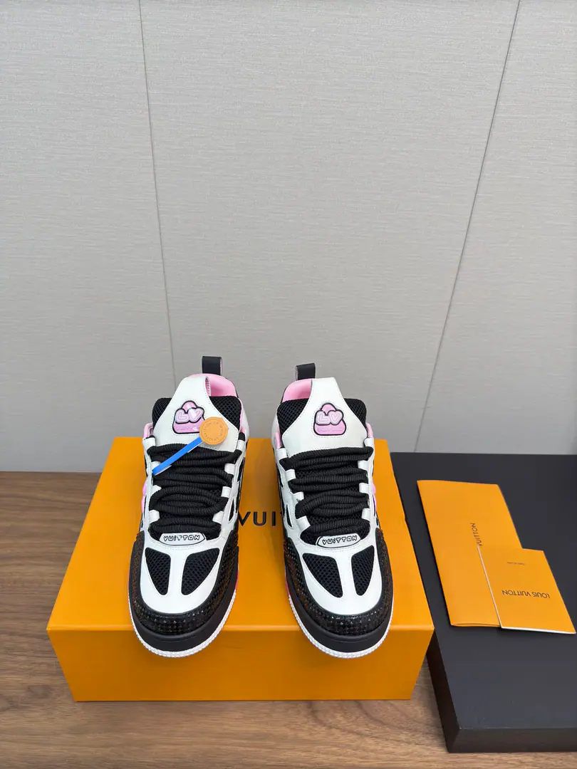 Louis Vuiton🍀 🍀 LV SkateA series of bread shoes.-Skis.-Basketball shoes.-Leisure sports shoes Top Version🔝Original purchase development for sale👍🏻[Fireworks]LV Skate The ViewProfessional skateboarding., It's been going on.90The big ones.. The designers added the stylish element., Like open-faced shoes and tongues and direction.Axion, esandDCThe strap of honor.. This one.LVSK8The sneakers are different from the typical skateboard shoes., It's made of cowbucks., WithTPUArranged andMonogramTexture. And finally..., And on his heels and his tongue.logoAnd the side flower pattern.. Fabulous.:Original customized head-level cattle skin+Airnet. Uchi.:The original imported air network. Codes:Women35-40 Men39-45 （Men38.46Custom No re-election.） Plant