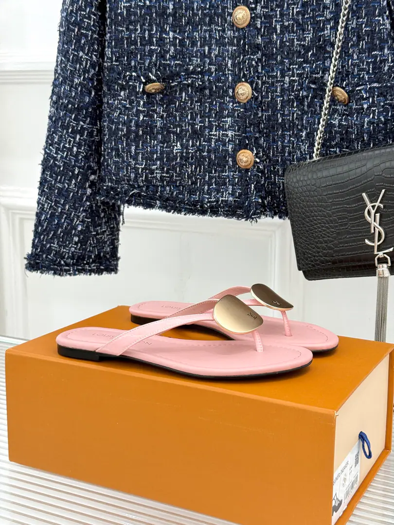 🏧𝐋𝐕Louis Vuitton. New paragraph Treasure Fong Metal buttons. The flat with the toe-toe sandal slippers.. The fabric is custom-made for cattle skin. I'll put my foot on the skin inside. The original Italian is a big one. Size35-41［40.41Do it.］