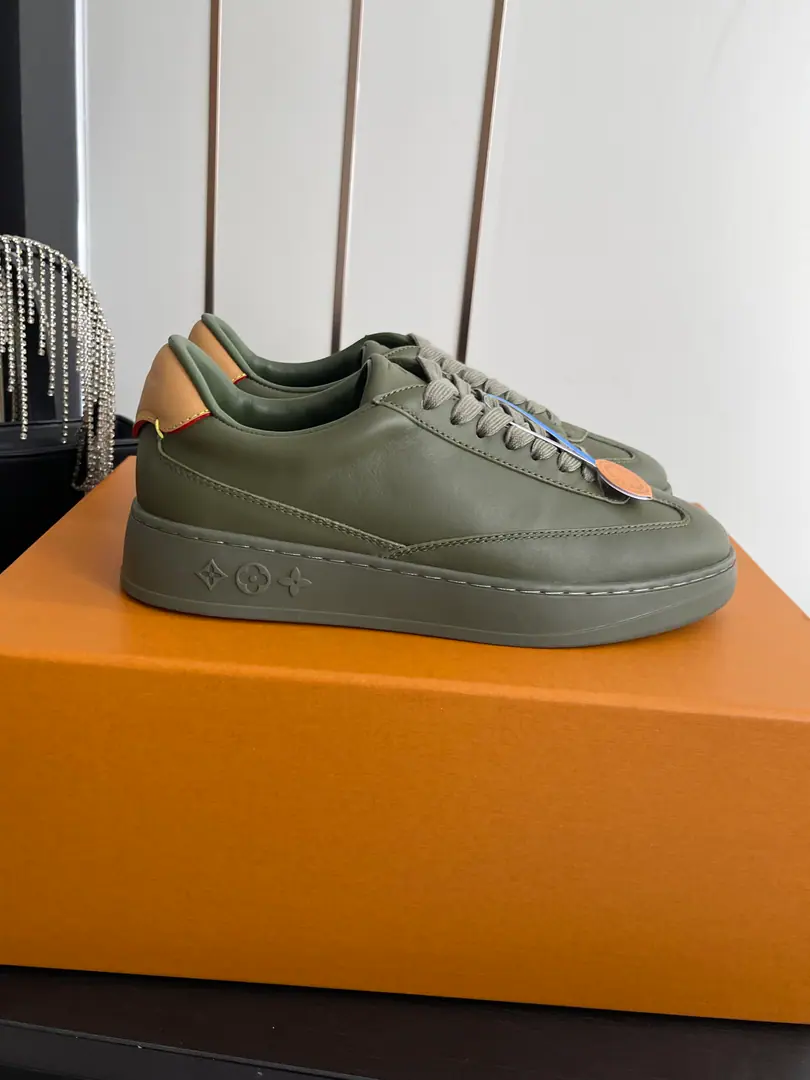 🏧𝐋𝐕 FlashSeries Couple money. Leisure Sports shoes White shoes. Paragraph Flash The sneakers are in a simple fashion. 2026 Spring and summer series. The leather on the face of the leather shoes is integrated into a sewn line and branded tattoo., Inspired by the introduction of leather.. Same-colour rubber outside. Monogram Flowers.🌸 Fabulous.: Original customized import of head-level cattle skin Uchi.: Imports of soft sheep skins Shoes under the sole.: Original modeling of slide-resistant rubber material Codes: Women36-41 Men40-46