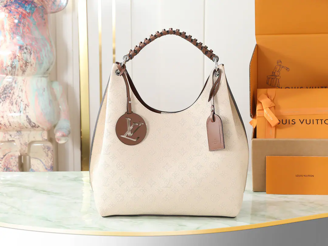 【Top First List It's so exclusive.】M53188White Sac Carmel Handbag. M53188 M52950 This Carmel package from the flight pattern series uses the new evolutionary design of the season., A sharp combination of letters piercing.. It's byMahina YsLeather made, The fine gold metal is highlighted., And weeded leather.LVAddress holder for suspension and demovable. The wide internals allow you to store all the necessities of your day.. Dimensions: 40x17x35centimetres