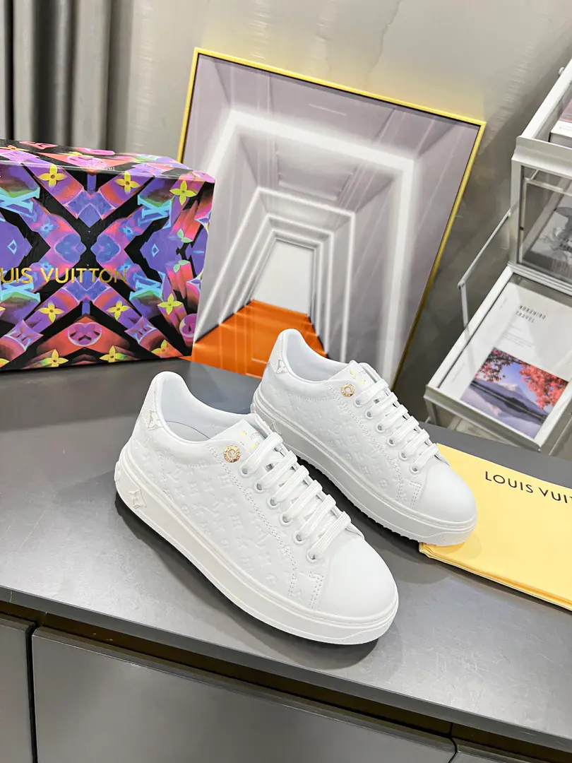 LV White Shoes Paragraph Time Out The sneakers were soft cow leather presses the Louis Vuitton logo and Monogram Pattern, To Recover Monogram After the stumps,. Thick rubber outside with a stereo. Monogram Flowers. Leather presses and recycling Monogram Jin-ho! Clip the rubber outside. Peeping eyes, the Louis Vuitton logo. There's a side of it. Monogram Flowers. Codes: Women35-42（42Make a reservation.）, Men38-45（45Make a reservation.）