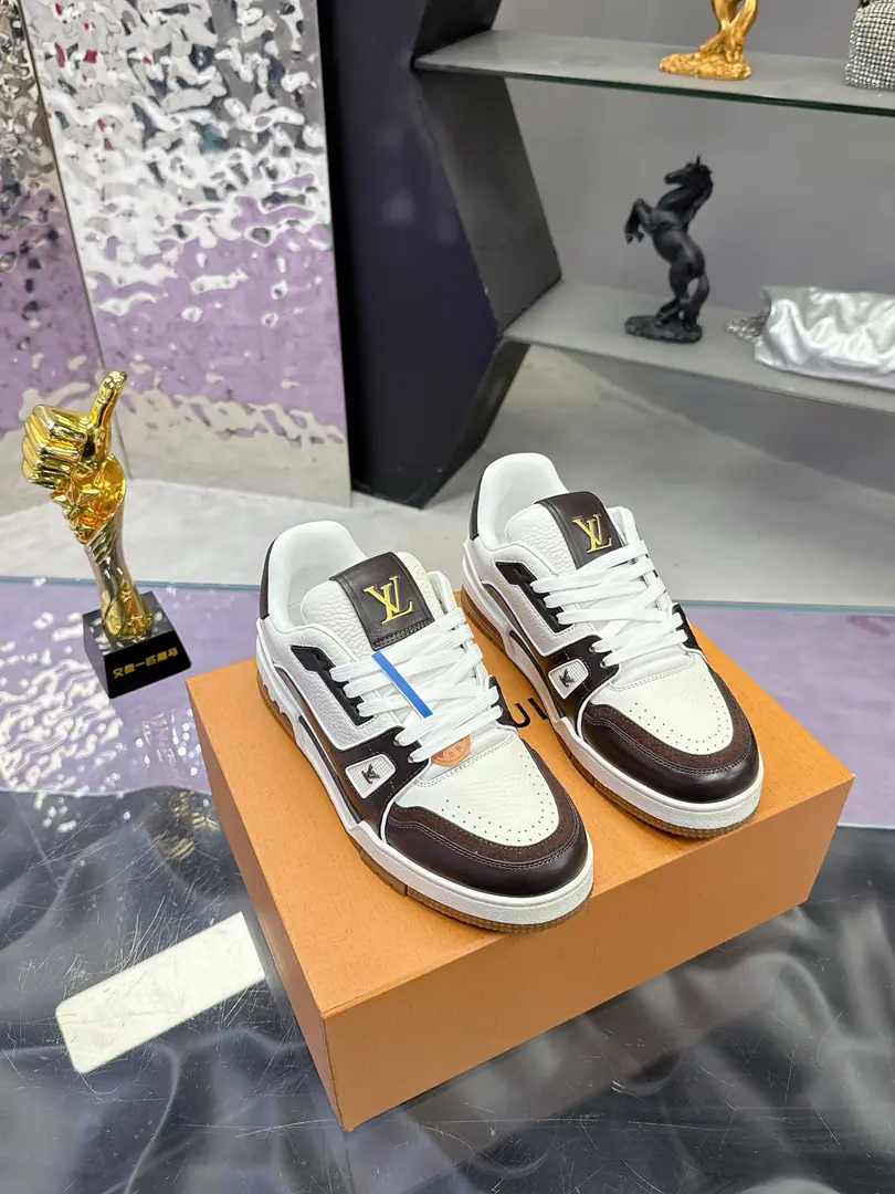 Plant Original development Quality out. Welcome to the comparison. ❥❥❥❥❥❥LVShoes Series LV Trainer MaxiThe sneakers bring in the loose contour of the dress series.VirgilAblohIn the pen.LVTrainerSports shoe design, Yes.2026Spring and summer boys show.. The skin of the cow and the face of the skin, the fabric and the laces., And with a bunch of beads, you can see the classics.. LVLetters with shoe tongues, MonogramFlowers are outside.. Mixed Materials It's made of top-deep cow skin., Import custom-made cowboy cloth packages, Coarse shoe tie-tape design, Sideband Monogram Big stamp., Shoe tongue and back heel.”lv 54“Emblems., There's a rubber coat. Monogram Flowers., The cotton in the web., Comfortableness is as great as ever., The legacy of the good., Quality is paramount., Worth it.！ Codes: Female35-40 Men39-45 ♡Full package with original gift box