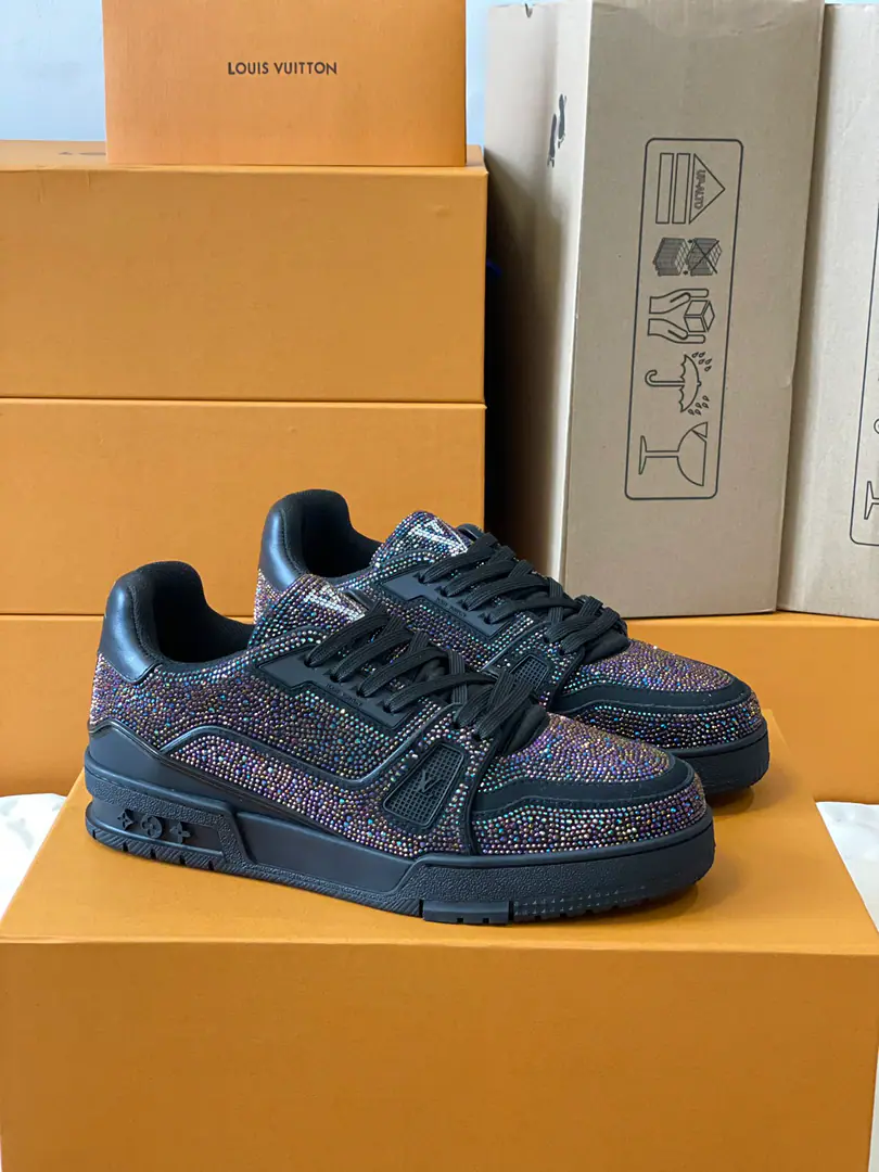 Top Version Couple money.💏 Paragraph LV Trainer The glitter of the crystals of the sneakers., To the designer.Virgil Abloh The original design of the Spring and Summer series is to be saluted.. The surface of the shoes and the rubber floors are a classic brush., Monogram Flowers dotted on it., I'm giving you inspiration from the ancient basketball shoes.. 🆚The only custom-made cow is a high-wild-lit cow counter-featuring. 🆚A private model.Vuitton Marking, Shoe straps. 🆚Customize silk slides. 🆚TPUCombine to base grinding and skating yellow ✅The original is hidden in the background.Monogram Flowers. Process: All computer needles are wired.. Shoeheads., Backset, Cold thermal process modifier. The whole set of holsters.. 35-40 39-44（45.46）
