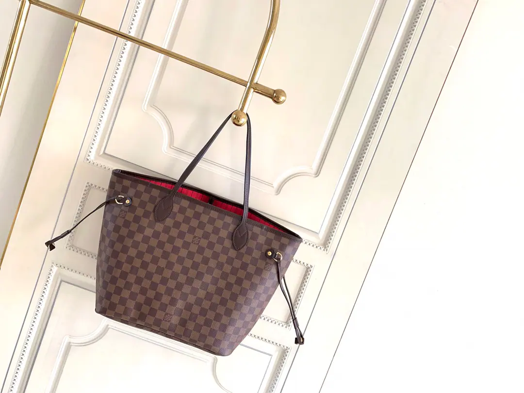 Medium, Dynamic chip C【Original overseas It's so exclusive.M41358Medium 40995】 🎀🎀Classic shopping bag.💋💋Louis Vuitton. Neverfull A new classic handbag., Explore the fine details in the bag. The redesigned insides used fresh fabric lined and inspired by the retrograde details of the Louis Vuitton archives., There's nothing more commendable than a detachable zipper., It can be used as a handbag, either alone or in a handbag., And as an extra pocket.. The bright liner is Monogram The classic canvas adds more lively sense of activity.. Medium Size: （32*29*17） Large size: （40*33*20）