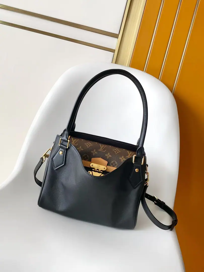 Top First ListM3A Paragraph Speedpocket A small pocket for the brightness of the cow leather and Monogram The visual effects of the coatings to shape the internal and external flips, A smart compliment. Speedy Handbag.. It's a perfect size to accommodate everyday needs., Dismantled shoulder belts provide comfort slashing experience.. Classic S-lock The locks are shining., It's easy to light up the shapes., A class of work or weekends.. 26 x 19 x 16CM73 (Length x High x Kuan) Monogram Pattern Cow leather and canvassing The leather side of the cow. The skin of the sheep. Metal S-lock Lock button - You can take smartphones., Headphones, Rosalie Zero wallet., Keys and lipstick. Hand handle.: Hand handle.