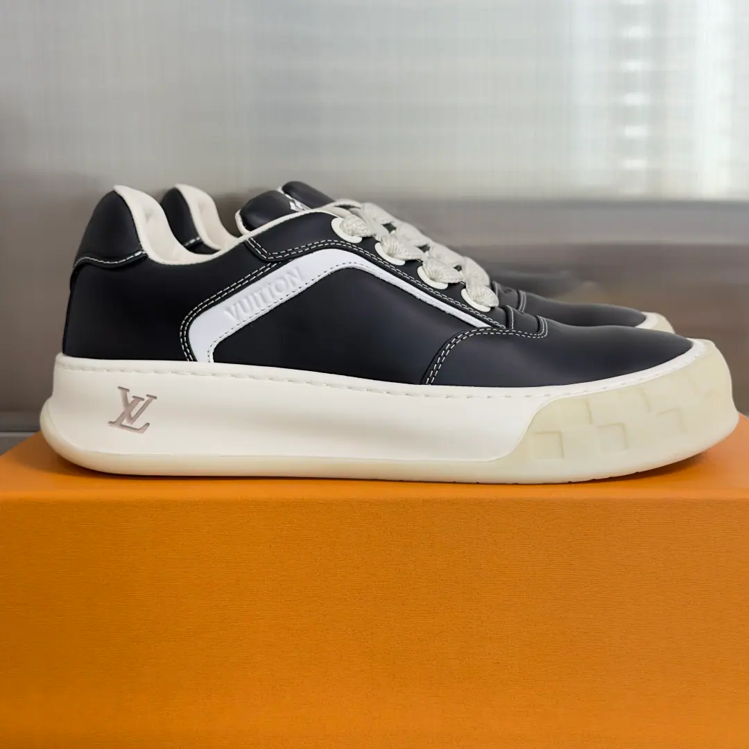 Top Version: Men LV Louis Vuitton. LHome. Donkey.TiltedSeries Showtime. Thick Leisure Couple money. Sports shoes Skis. Inspired by the... 2000 The ancient contours of the ages., LV Tilted It's a classic low-life man's sneakers.. It's a name that's a little slanted on the shoe tongue. LV Embroidation markings. The widebanded shoelaces are visible in proportion to the thick rubber plastics., Shoeheads. Damier Chessboard Ripples and Extradients Monogram Flower extension logo design language. This version is based on soft, fury cow leather., Leather shoes eye blades show the heart of brandsmen. The counter is beautiful.🛍📦 ▪️ Fabulous.: Original customized head-level cattle skin ▪️ Uchi.: The original is in soft sheep. ▪️ Shoes under the sole.: A unique model of a smooth rubber material. ▪️ Bottom: 3.5CM ▪️ Size: Men39-45（45Custom