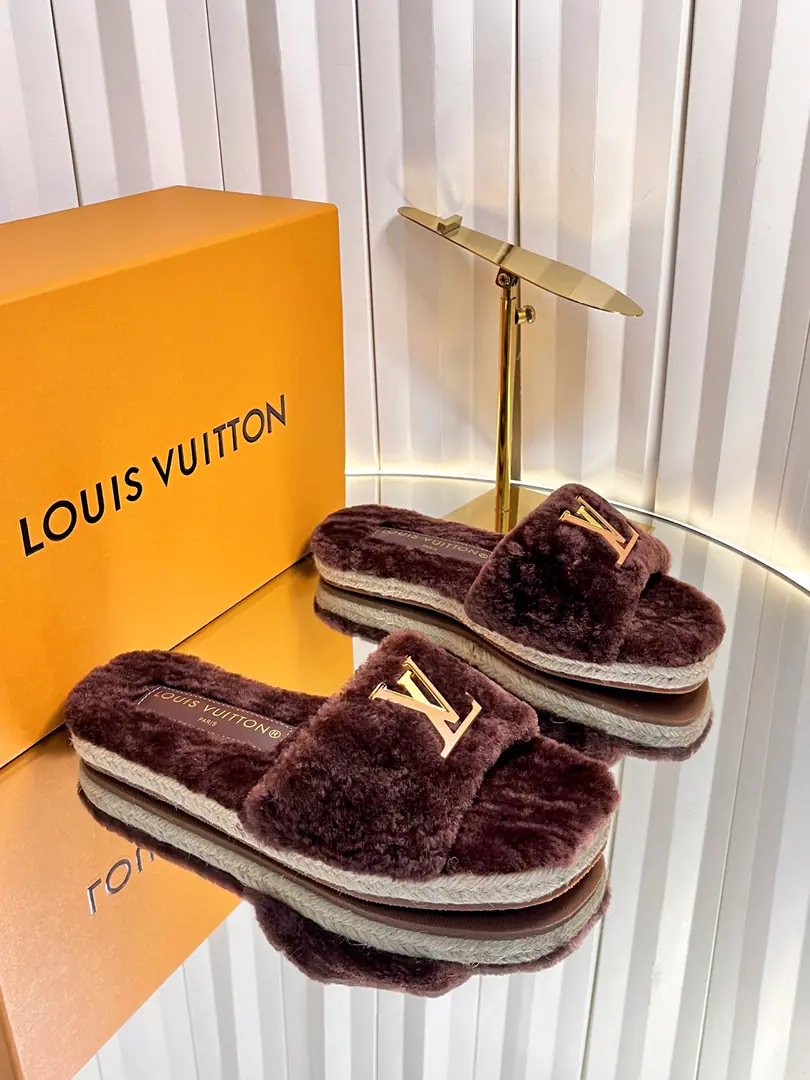 LV | Louis Vuitton. 26𝐬𝐬 2026The new one in the morning and autumn. Top Version‼️Original unamended The owner of the counter is making a new payment. LV Flank slippers at the bottom of the line. New hardware.🆕 ❥BSRequisition level！It's a great sense of excellence.！A huge amount of money from domestic and international bloggers., Old and fashionable. The upper toe blew up.！The boss's push.★ Shoe.: The original is custom-made wool. Uchi.: Import the wool. Otsumi!: Original customised slide-proof base Shoes.: 35-39（40.41Custom without re-offer）