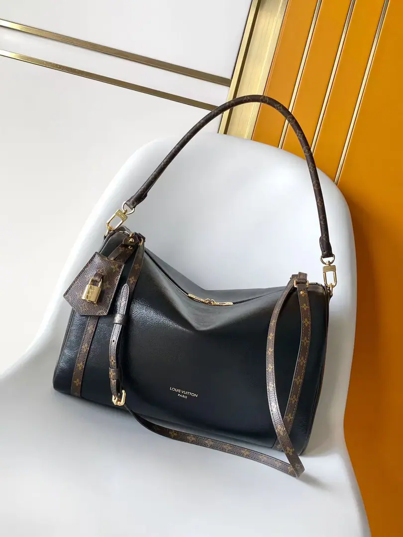ParagraphM2B Black26397The Umu medium is the top list. M26359Dark BrownM26358Almond.M26397Umino This season Express The middle-sized bag is for modern female craftsmen.. This paragraph is marked by a combination of cattle leather. Monogram The classic canvas.. Monogram The flower line is a tribute to the long-standing legacy of the brand., The best for urban life., But you can switch backs and backs and backs.. The key bag and the lock on the pointer pen., Add a little more subtle detail to the overall design.. 24 x 18.5 x 36 centimetres (High x Kuan x Length)