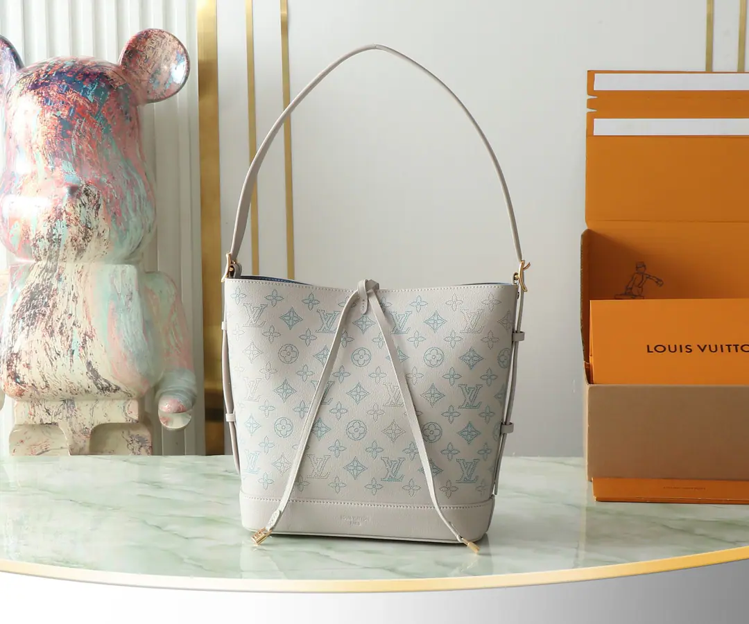 【Top First List It's so exclusive.】M12496Punctuation Paragraph Flore The bag came from Flight Mode Series, By Degradé The new Gradient Design of the Clothes Series. Classic. The flower leather shop is clean. Monogram Puncture pattern, And it's fun with the fine color lined up.. And a great piece of metal., Reconciling shoulder belts to achieve multiple back-to-back approaches. Dimensions28.0 x 27.0 x 10.0 centimetres (Long x High x Kuan)