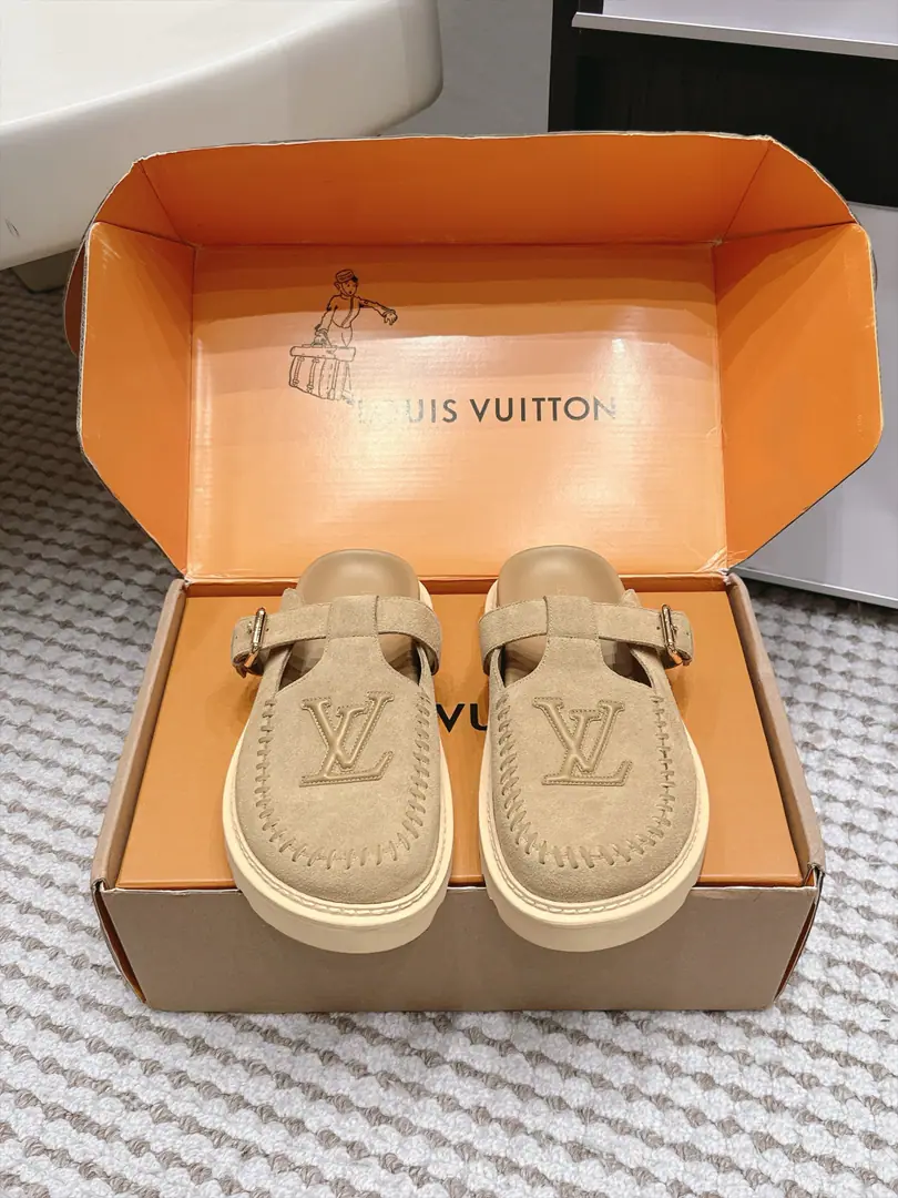 Requisition level LVLouis Vuitton.26/New paragraph Floor Muller slippers. The shoe's body is sewn hand-made to recapturing the ancient contours., Signal presses and metal button details are full., The thick core is stunned by the thick core., He's got a thin foot and a big air.. A cowboy., Leisure, The dress fits., The laxity of the laziness is so low-profile., It's a perfect balance between the accommodative and the delicate., It's a card card from the closet.. Shoe.: Imported sanded cattle skin Uchi.: Import of sheep skin Otsumi!: Original version to open Codes: 35-41 （40 41 Custom）