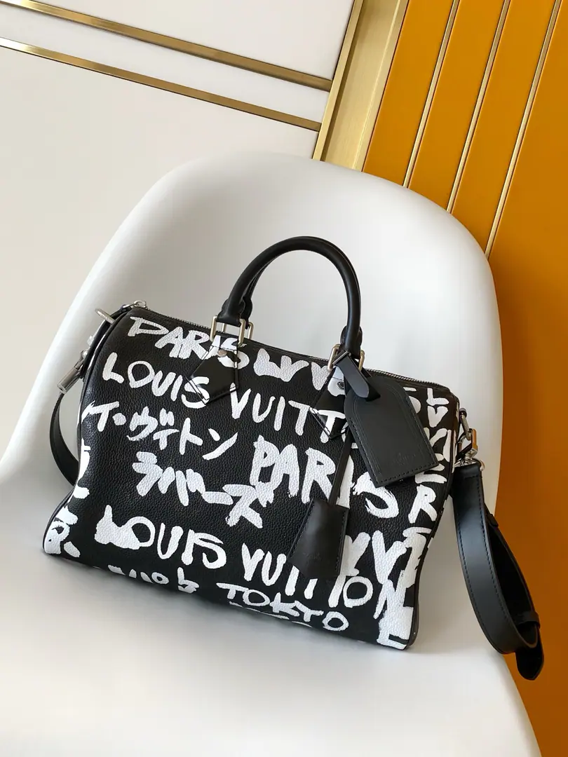 M26175 Top First List Developments Paragraph Speedy Bandoulière 30 Handbag by Pharrell Williams A fashion partner. Nigo Well designed., For the cattle leather. Monogram A combination of handwriting.“Louis Vuitton.”, “Paris”and“Tokyo”French and Japanese. The leather is covered with the same stamp., Create a visible visual effect. 32 x 22.5 x 18 (centimetres) ((Long x High x Kuan) • Cow leather. • The leather side of the cow. • The insides of the cow leather. • Metal • Main partition with locks. • Inline bag • The zipper bag. • You can remove the bags. • Name • Key bag. • Shoulder belt.: Disableable, Adjustable • Half a band.: 46.0 centimetres • Half a length of the belt can be moved.: 60.0 centimetres • Hand handle.: Hand handle.