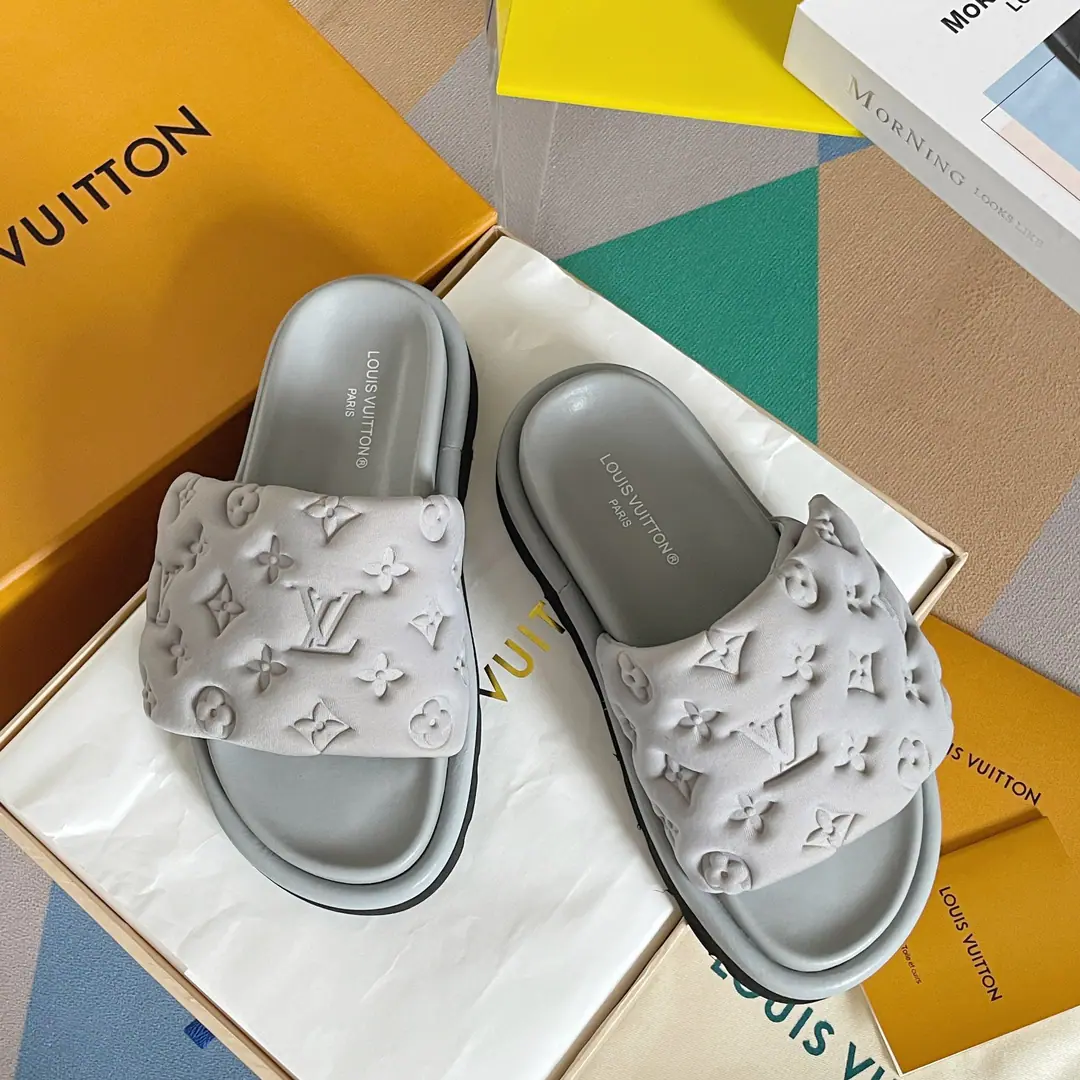 Top Version LVLouis Vuitton.LDonkey. OOL ILLOW COMFORT Magic stickers. Emboss Bread. Flat sandals. Original procurement development Make the goods. Paragraph ool illow Comfort Sub-floor cool towing with cushion for chlorbutyl rubber, Shape a comfortable wide shoe., Then the classics were printed. Monogram Pattern. Magic stickers are easy to adjust., Rough shoes and a convex to perfect the whole.. Send a cabinet for fine packaging🛍📦 ▪️Fabulous.: Original customized technology fabric ▪️Uchi.: Imports of soft sheep skins ▪️Shoes under the sole.: The original model of the rubber bubble is a big one. ▪️Bottom: 4CM ▪️Size: 35-40