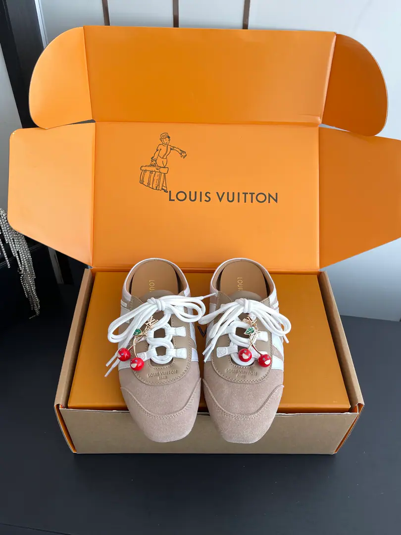 [🍒Append➕60] 🏧𝐋𝐕 SneakerinaThe ballet shoes. Flat shoes, leisure shoes. Paragraph LV Sneakerina Ballet sneakers for summer., Will Monogram Daningbu is a fine match with the same colored cow leather.. The pair of shoes with the color. Monogram Flowers hanging, It's a fun one.. Sides are accelerator. LV Letter and rubber Louis Vuitton logo, The distinctive features of the current design. Monogram Daning's fabric./Cow leather./A leather belt. Louis Vuitton ElementsSacchetto Process infusion TPU Outside Codes: 35-39（40.41Do it.）