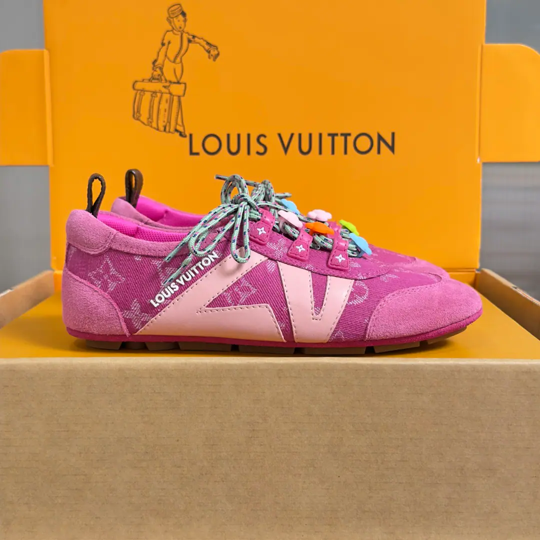 Top Version: Female LVLouis Vuitton. LHome. Donkey. LatestSneakerinaSeries Couple money. Mary Jane. Danin Cowboy. Ballet sneakers. - Tetsu. Leisure Flat shoes. Shoes. Paragraph LV Sneakerina Ballet sneakers for summer., WillMonogram Daningbu is a fine match with the same colored cow leather.. The pair of shoes with the color. Monogram Flowers hanging, It's a fun one.. Sides are accelerator. LV Letter and rubber Louis Vuitton logo, The distinctive features of the current design Send a cabinet for fine packaging🛍📦 ▪️Fabulous.: The original custom-made Danning cowboy. ▪️Uchi.: The original custom-made air network. ▪️Shoes under the sole.: Original modifierTPUMaterial ▪️Bottom: 1.5CM ▪️Size: Female35-42