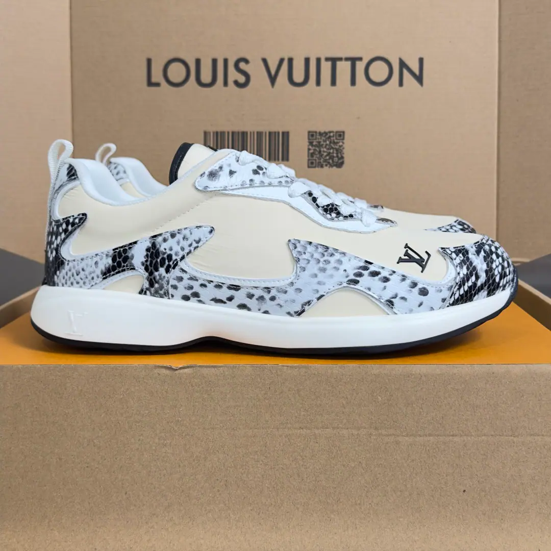 Top Version: Men LVLouis Vuitton.LHome. Donkey. FW26 NewDropSeries Leisure Sports shoes Run-shoes. Louis Vuitton's shoe-shoe series is a match for the needs of the occasion.: A-twigs and shoes, commercial or formal., Boots., Mokasin and LeFoot are all over the place., There's another brand. LV Trainer You can choose a high-end or low-end sports shoe.. Director of Creative Pharrell Williams Every season is a new classic. Send a cabinet for fine packaging🛍📦 ▪️ Fabulous.: Original custom nylon+Cow leather. ▪️ Uchi.: The original custom-made air network. ▪️ Shoes under the sole.: Original modeling of slide-resistant rubber material ▪️ Bottom: 3.5CM ▪️ Size: Men39-45