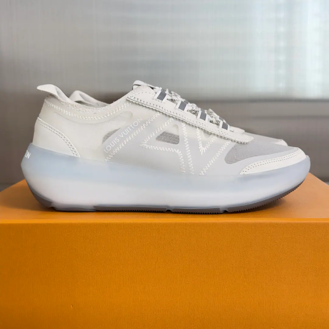 Top Version: Female LV Louis Vuitton.LHome. The donkey is new.Sprint Series Thick Network Breathe. Leisure Sports shoes Run-shoes. SPRINTSports shoes, This sneakers are made in combination with a variety of functions., Best support for foot., It's really comfortable in it., And show a fashion style that is elegant and elegant., Semitransparent flex-shoe soles, Make the design perfect. The counter is beautiful.🛍📦 ▪️ Fabulous.: Original custom technology web material ▪️ Uchi.: The original imported air network. ▪️ Shoes under the sole.: Unique modeling for smoothing.TPUMaterial ▪️ Bottom: 4CM ▪️ Size: Female35-40