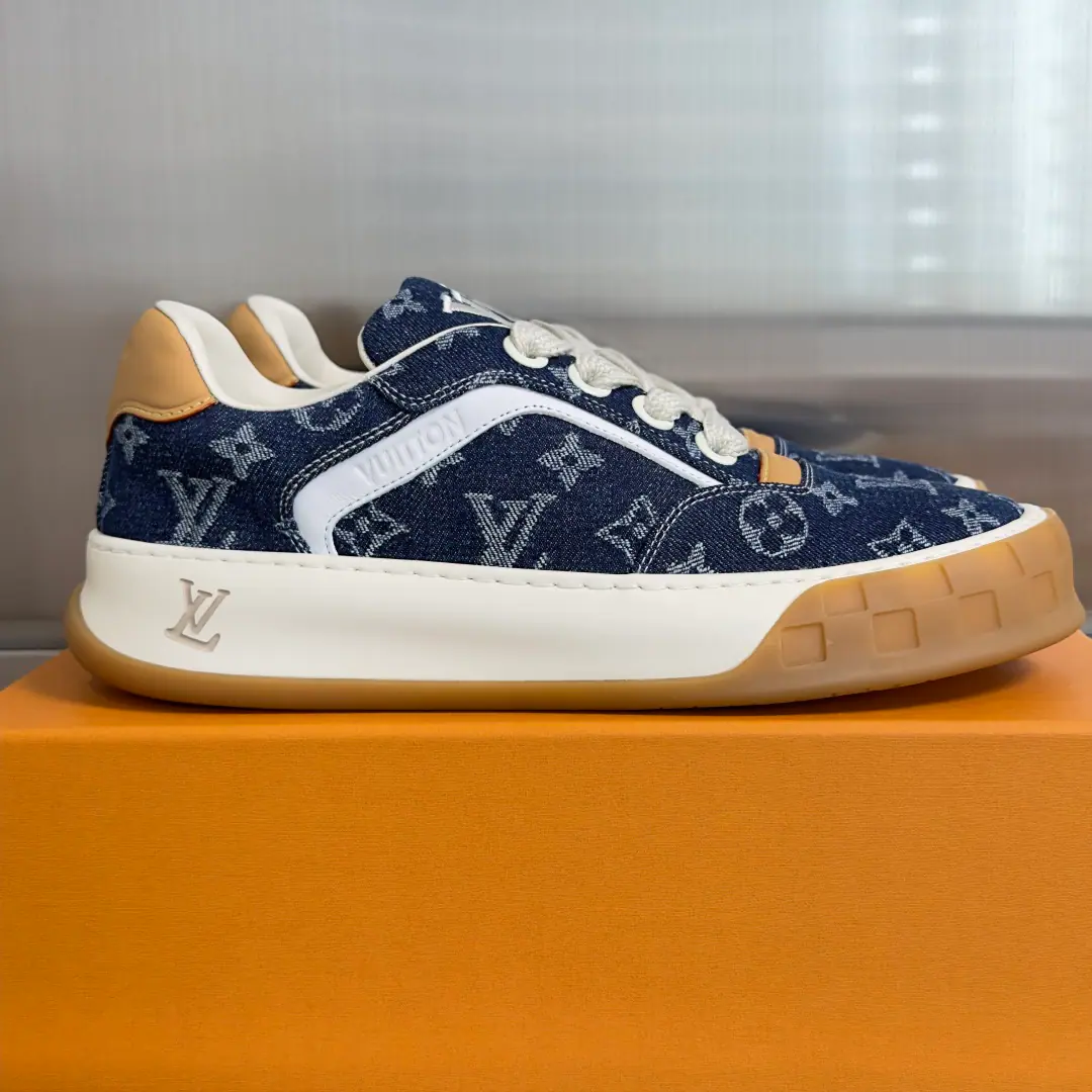 Top Version: Men LV Louis Vuitton. LHome. Donkey.TiltedSeries Showtime. Thick Leisure Couple money. Sports shoes Skis. Inspired by the... 2000 The ancient contours of the ages., LV Tilted It's a classic low-life man's sneakers.. It's a name that's a little slanted on the shoe tongue. LV Embroidation markings. The widebanded shoelaces are visible in proportion to the thick rubber plastics., Shoeheads. Damier Chessboard Ripples and Extradients Monogram Flower extension logo design language. This version is based on soft, fury cow leather., Leather shoes eye blades show the heart of brandsmen. The counter is beautiful.🛍📦 ▪️ Fabulous.: Original customized head-level cattle skin ▪️ Uchi.: The original is in soft sheep. ▪️ Shoes under the sole.: A unique model of a smooth rubber material. ▪️ Bottom: 3.5CM ▪️ Size: Men39-45（45Custom