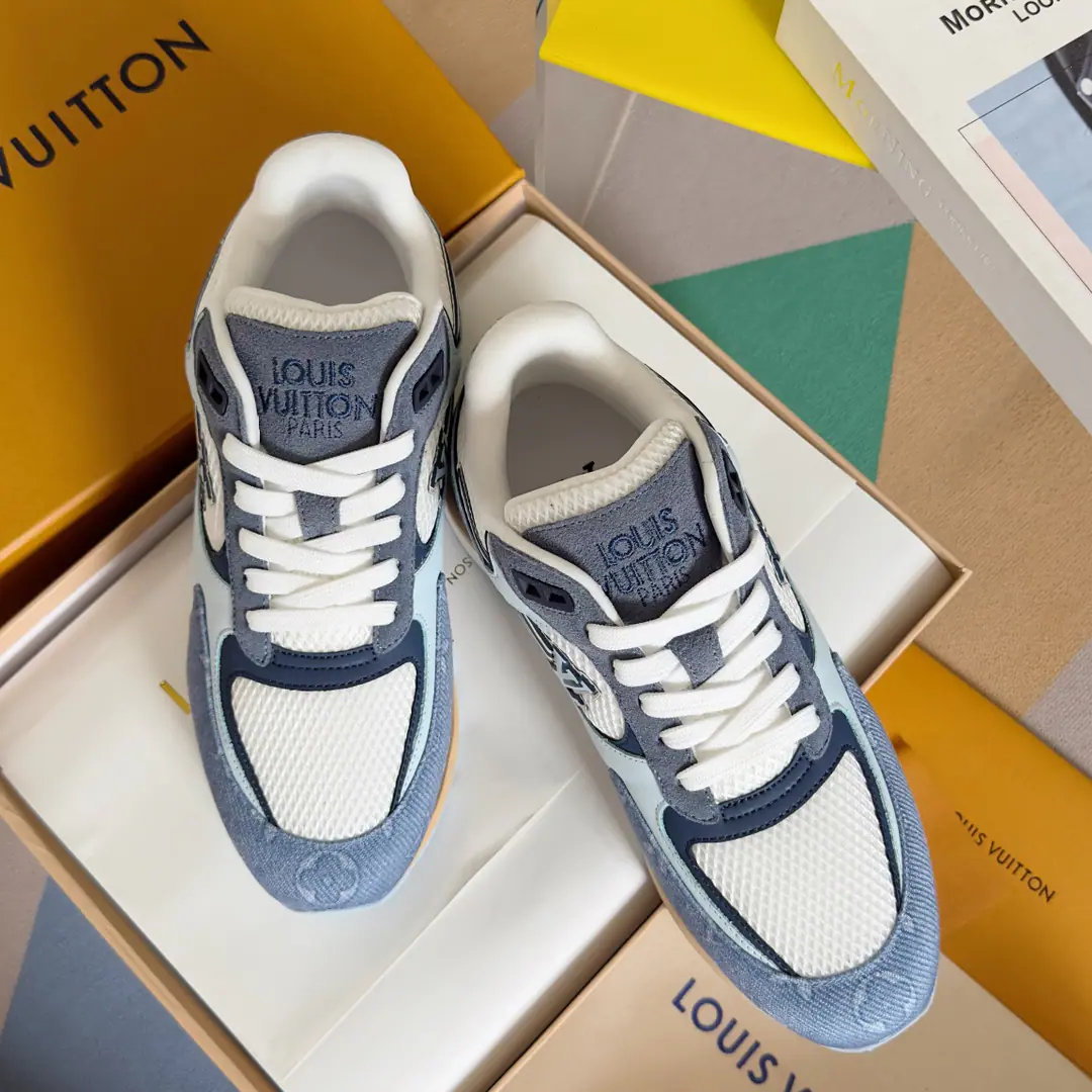 Top Version: Men LVLouis Vuitton. LHome. Donkey. RUN AWAYSeries Leisure Sports shoes Original procurement development Make the goods. Paragraph Run Away Sports shoes, fit. Monogram Daningbu and the technology grid., Showing the inspiration of running shoes.. Don't get into the work detail., Embroidery LV The letters were swayed over the side with the long tail of the comet., Louis Vuitton's logo is a shoe-strap. Send a cabinet for fine packaging🛍📦 ▪️Fabulous.: Original import of head-level cattle skin+Network ▪️Uchi.: The original imported air network. ▪️Shoes under the sole.: Original OpenEVA+TPUMaterial ▪️Bottom: 4CM ▪️Size: Men39-45（Custom46/47）