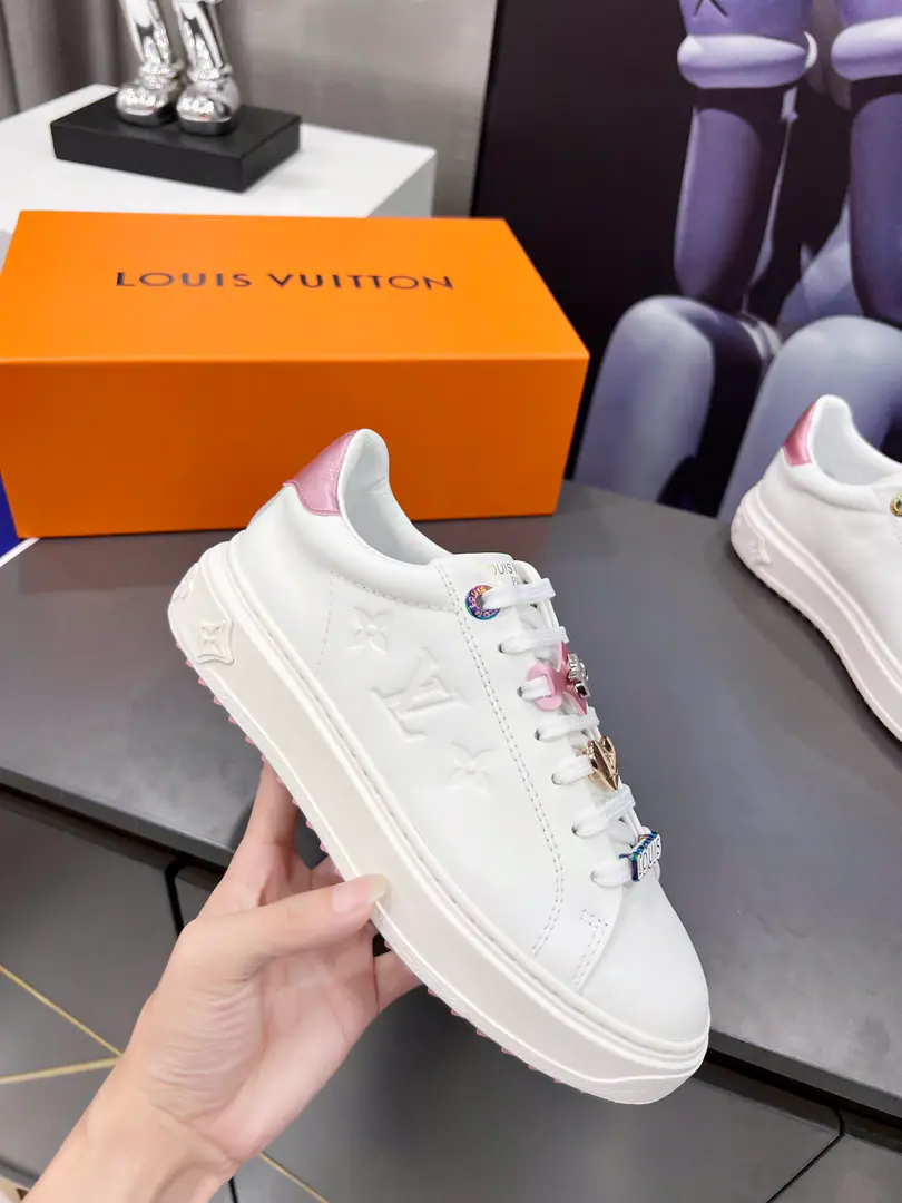 LVWhite shoes are coming in., Paragraph Time Out LV- Slippers for the sneakers., After the metal skin is stung with leather.. Monogram Flowers., LV The graft of the heart and the Louis Vuitton logo., The combination is thicker than the outside., To put fun into classic designs.. The details are cattle leather with thick rubber on the outside. Peeping eyes, the Louis Vuitton logo. Monogram Flowers and Louis Vuitton logo shoelace. The back of the fence is marked with Louis Vuitton. There's a side of it. Monogram Flowers. Two Colours Optional: Pink, Blue.35-40Code,（34and41, 42Codes can be ordered.38-45）Welcome to the top sheet.！