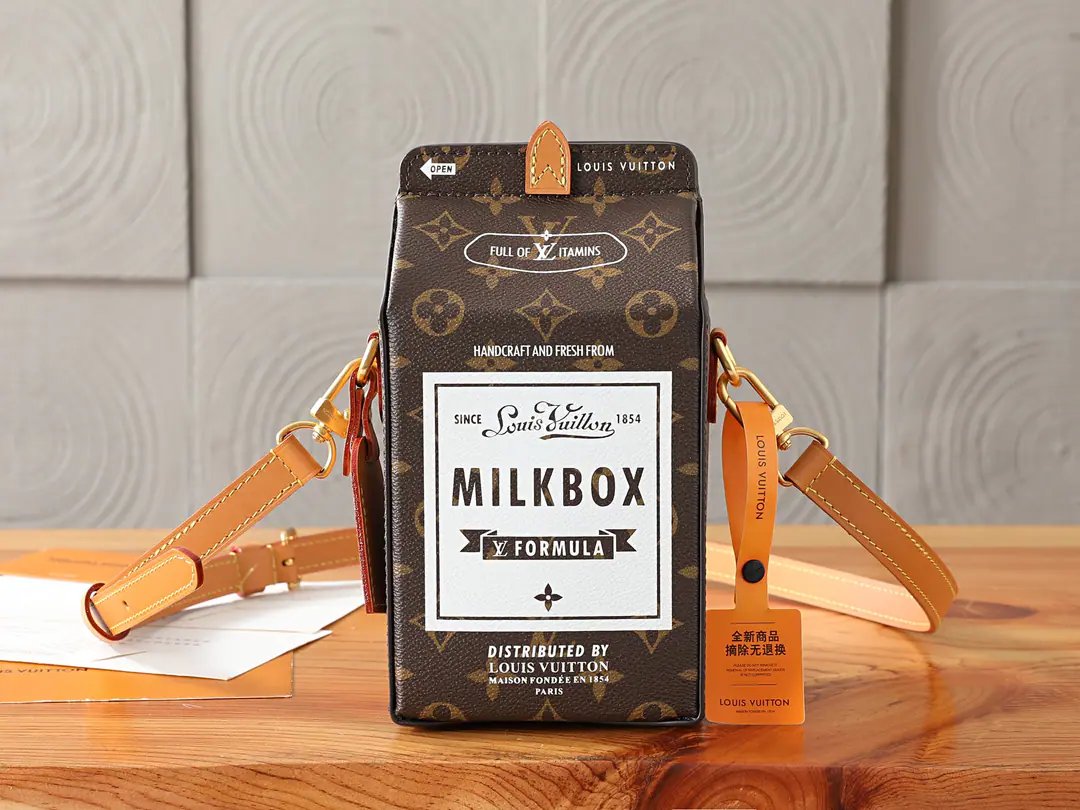 P【 C01Dynamic chip】‼️Top First List, Enhanced version‼️Milk The bag shows a creative display of classic American milk boxes., By Monogram The canvass build bricks., Matchable shoulder belts and nameplates, Both use cattle leather and can be disassembled., Make a companion for modern travellers.. Model: M29326 Dimensions: 12 x 22 x 10 centimetres (Length x High x Kuan)