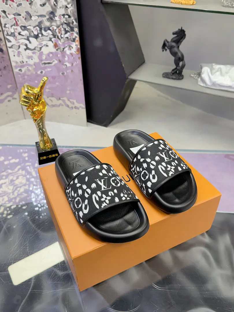Plant 🐴🐴Louis Vuitton.🎉The money's on the market.🎉🎉🎉 LV | Louis Vuitton. 💎 🧡💚Spring and summer brand new. Top Version⚠️ The owner of the counter is making a new payment. - A couple of loose-ass slippers. New hardware.🆕 ❥BSRequisition level！It's a great sense of excellence.！A huge amount of money from domestic and international bloggers., Old and fashionable. The upper toe blew up.！The boss's push.★ ▪️Shoe.: Original Facsimile Specific ▪️Uchi.: Import mixed sheep skin ▪️Otsumi!: The original is starting to burst into the bottom. ▪️Shoes.: Female size35-39（40.41Custom） Men40-44 （45Custom）