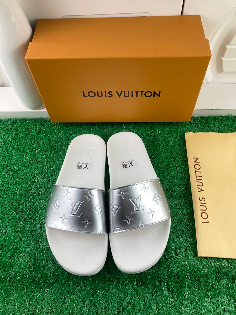 【LOUIS VUITON】2021Louis Vuitton's slippers., Original1.1Make a reservation., The classics of the cabinet.. Heat of shoes.logo, The top counter.logo, No details are missing. This slipper is a special hot spot. The material is made in parallel with the cabinet.. Colours: Multi-Currently Optional, To customize size:Female: 35/36/37/38/39/40/41/42 Men: 38/39/40/41/42/43/44/45/46