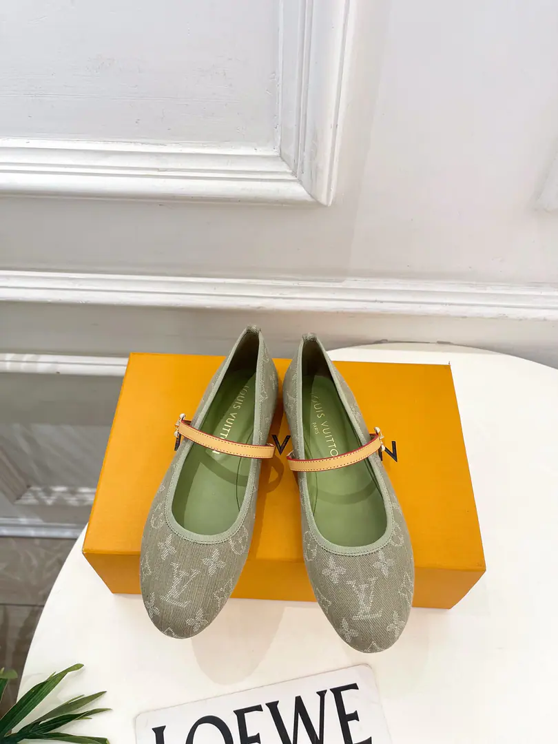 LV | Louis Vuitton. 26𝐬𝐬 🧡💚2026Spring and summer. Top Version‼️Original unamended The owner of the counter is making a new payment. ROMY- Ballet shoes. New hardware.🆕 ❥BSRequisition level！It's a great sense of excellence.！A huge amount of money from domestic and international bloggers., Old and fashionable. The upper toe blew up.！The boss's push.★ ━━━━━ ЅᏇєєt ━━━━━ ▪️Shoe.: Customize Denningbu ▪️Uchi.: Imports of sheep's skin ▪️Otsumi!: The original Italian is a big one. ▪️Shoes.: 35-39（34.40.41.42Custom） ▪️Plant price ▪️Numbering: 2605007