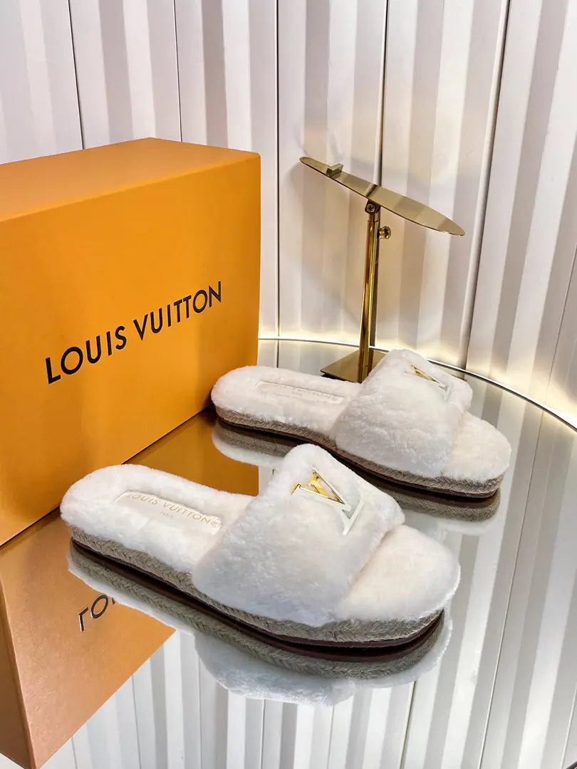 LV | Louis Vuitton. 26𝐬𝐬 2026The new one in the morning and autumn. Top Version‼️Original unamended The owner of the counter is making a new payment. LV Flank slippers at the bottom of the line. New hardware.🆕 ❥BSRequisition level！It's a great sense of excellence.！A huge amount of money from domestic and international bloggers., Old and fashionable. The upper toe blew up.！The boss's push.★ Shoe.: The original is custom-made wool. Uchi.: Import the wool. Otsumi!: Original customised slide-proof base Shoes.: 35-39（40.41Custom without re-offer）