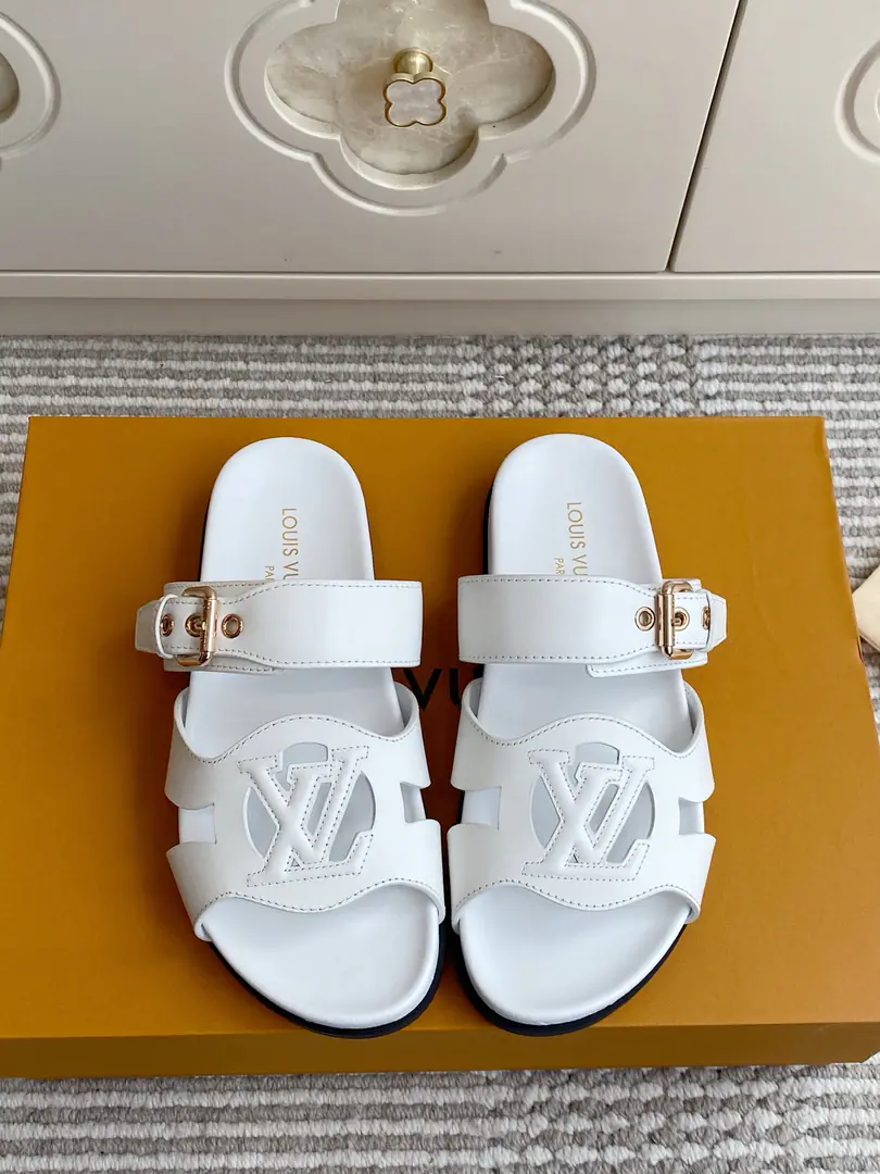 Batch 🐳LV｜ISLADouble buttons, thick sandals.✨ The counter.26SSNew paragraphISLAHoliday Series, Summer Blast. Import head-decked cow skin/It's two types of skin., EmptyLVPrecision. Double-modifiable metal belt, You can fit with your legs. I'll put a thick, fat, fat, fat-ass waterboard., I'm not tired of walking. Original flower-stressed, slide-proof rubber floor., Full details. size: 35-39（40.41.42Do it.）