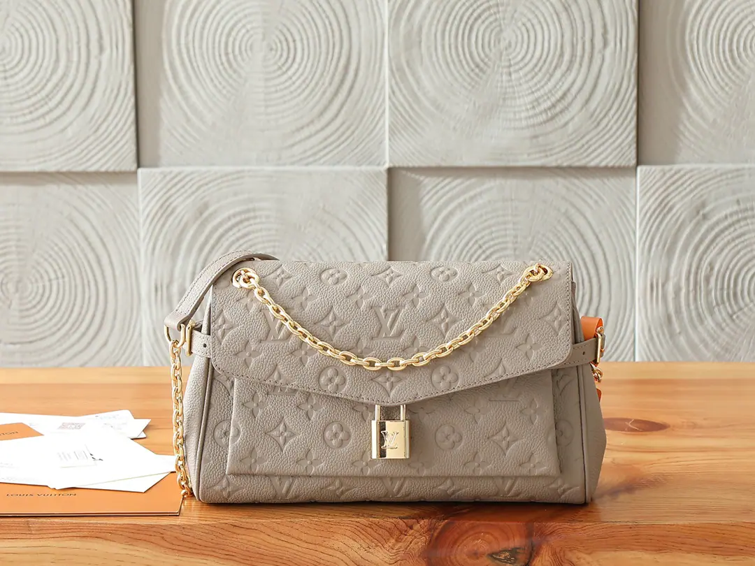 P【 C01Dynamic chip】‼️Top First List, Enhanced version‼️Anytime Flap Bag Handbags. Monogram Empreinte Leather., Continue Anytime Shopper Design elements for series, To create a manhood that is easy to shape day and night.. Side buttons are a smart extension., To facilitate the receipt of daily requirements. ♪ ♪ glittering swirling straps to make me carry ♪, LV - I'll put a lock on the lock and put a marker pen.. Model: M14973（Elephant ash.） Dimensions: 18.5 x 9.5 x 29.5 centimetres (High x Kuan x Length)