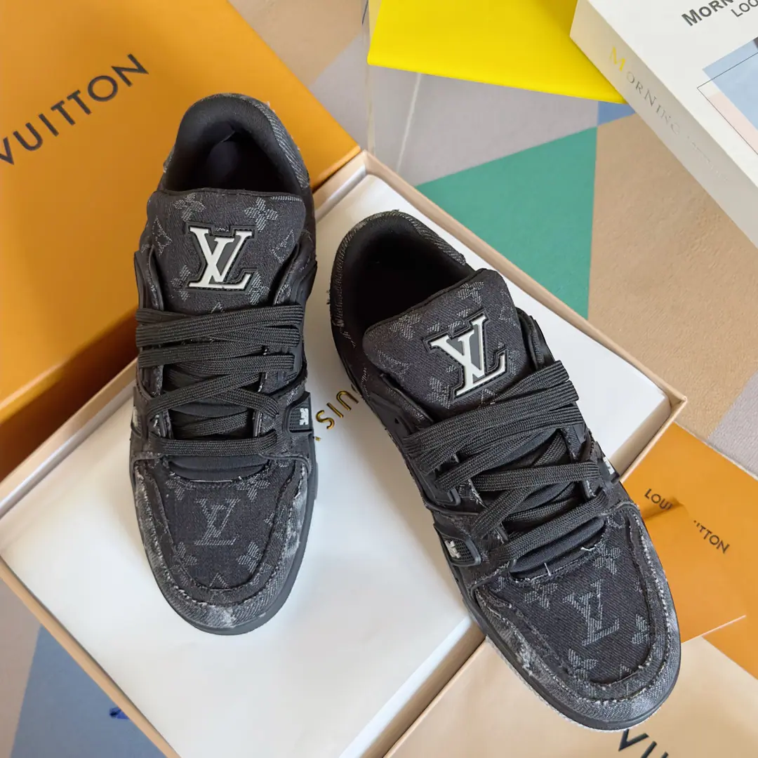 TopLouis Vuiton·Louis Vuitton. 2024ssNew paragraph LV TrainerA series of basketball shoes and sneakers. Top Version🔝Original purchase development for sale👍🏻 This sectionLV TrainerThe sneakers were designed by the designer.Virgil AblohThe classic idea inspired by the ancient basketball shoes., This time, we'll be swirling the leather and theMonogramPumped-up cow leather., And...MonogramFlowers on the rubber bottom, ♪ A bright leap in one colour ♪！🤩 💜Fabulous.: Original import of head-level cattle skin 💛Uchi.: The original custom-made air network. 💚Shoes under the sole.: Original Open-Screen Double ColourTPUGroup Bottom ❤️Bottom: NYO3cm 🤍Codes: Women35-40👣Men39-46👣
